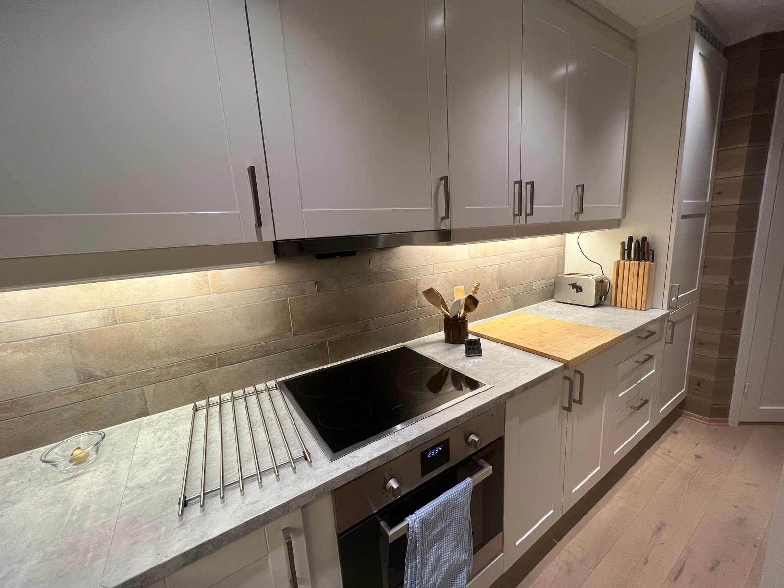 Godt med skap- og benkeplass på kjøkkenet Galleribilde