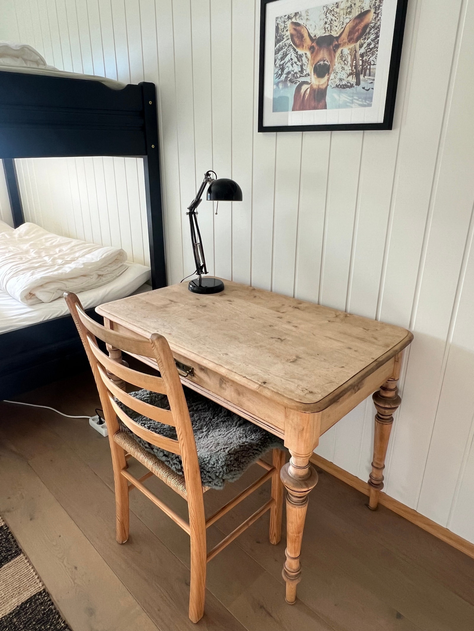 Soverom 2. Skrivebord og hvilestol. Galleribilde