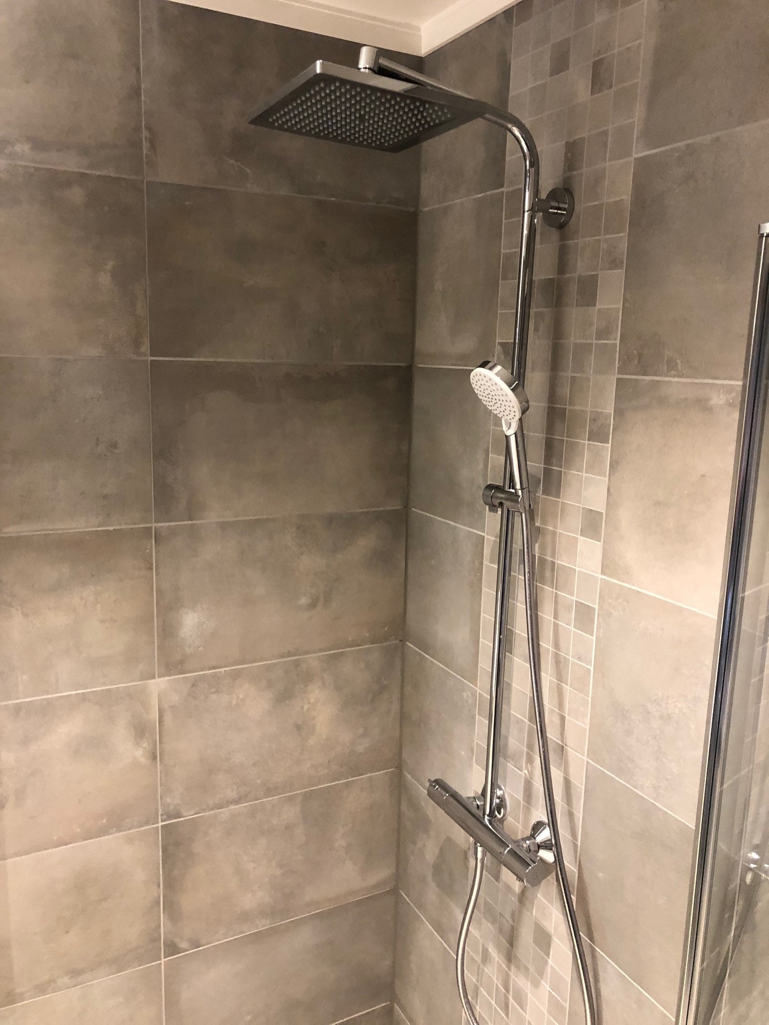 Takdusj og hånddusj på begge bad. Galleribilde