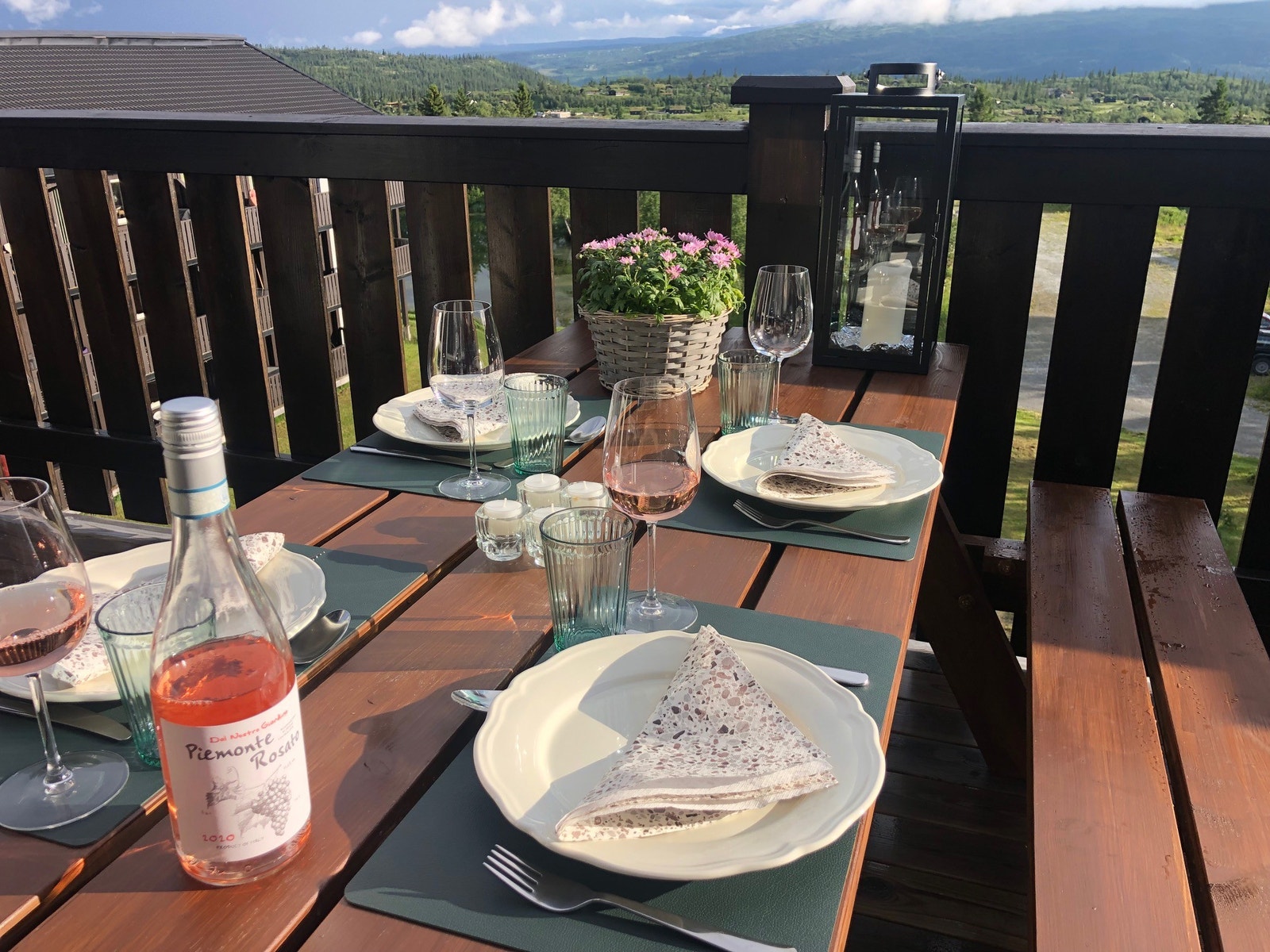 25 m2 terrasse med spiseplass, kafestoler og dekkstoler Galleribilde