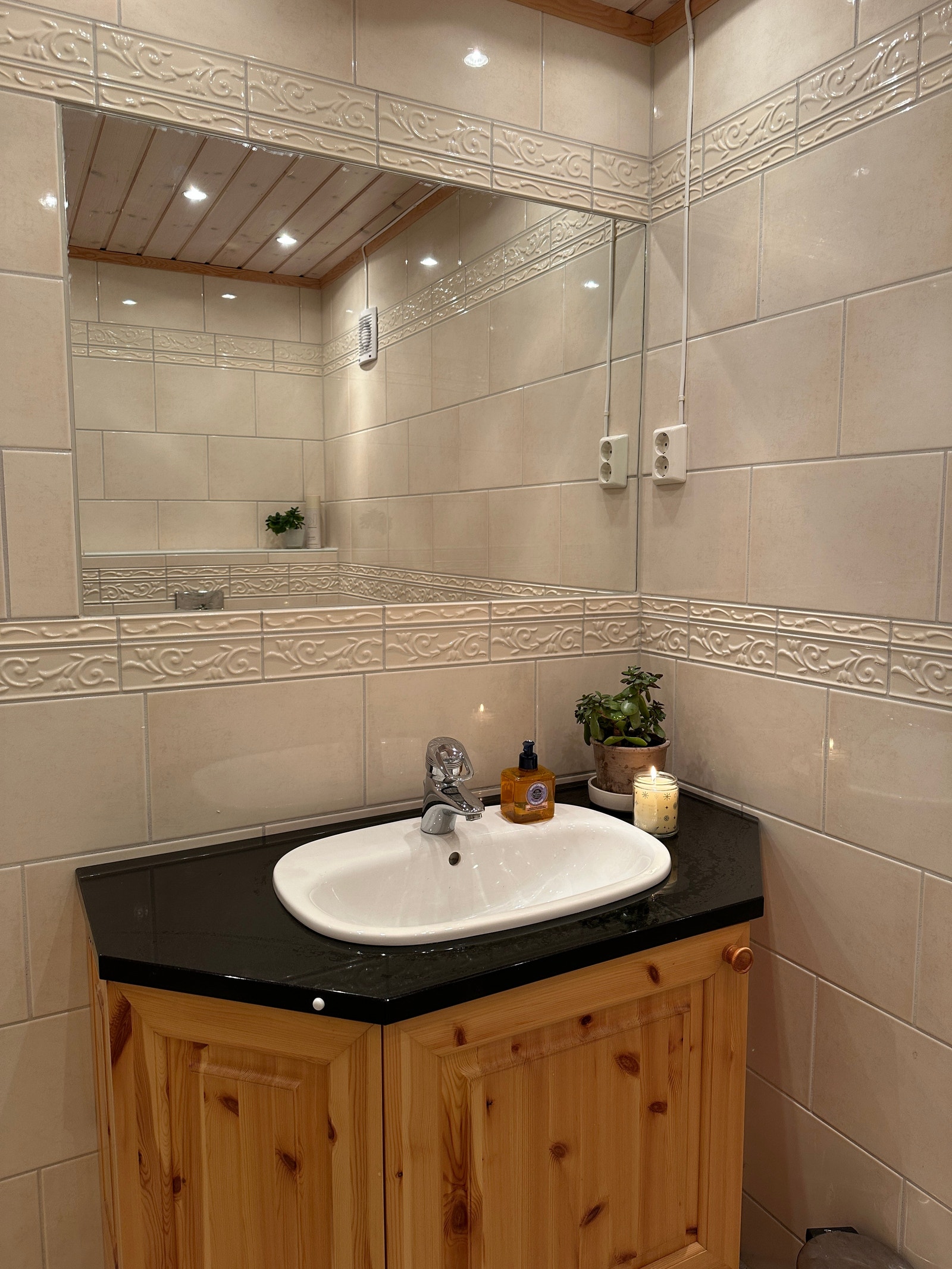 Bad, speil og servant med oppbevaring. Galleribilde