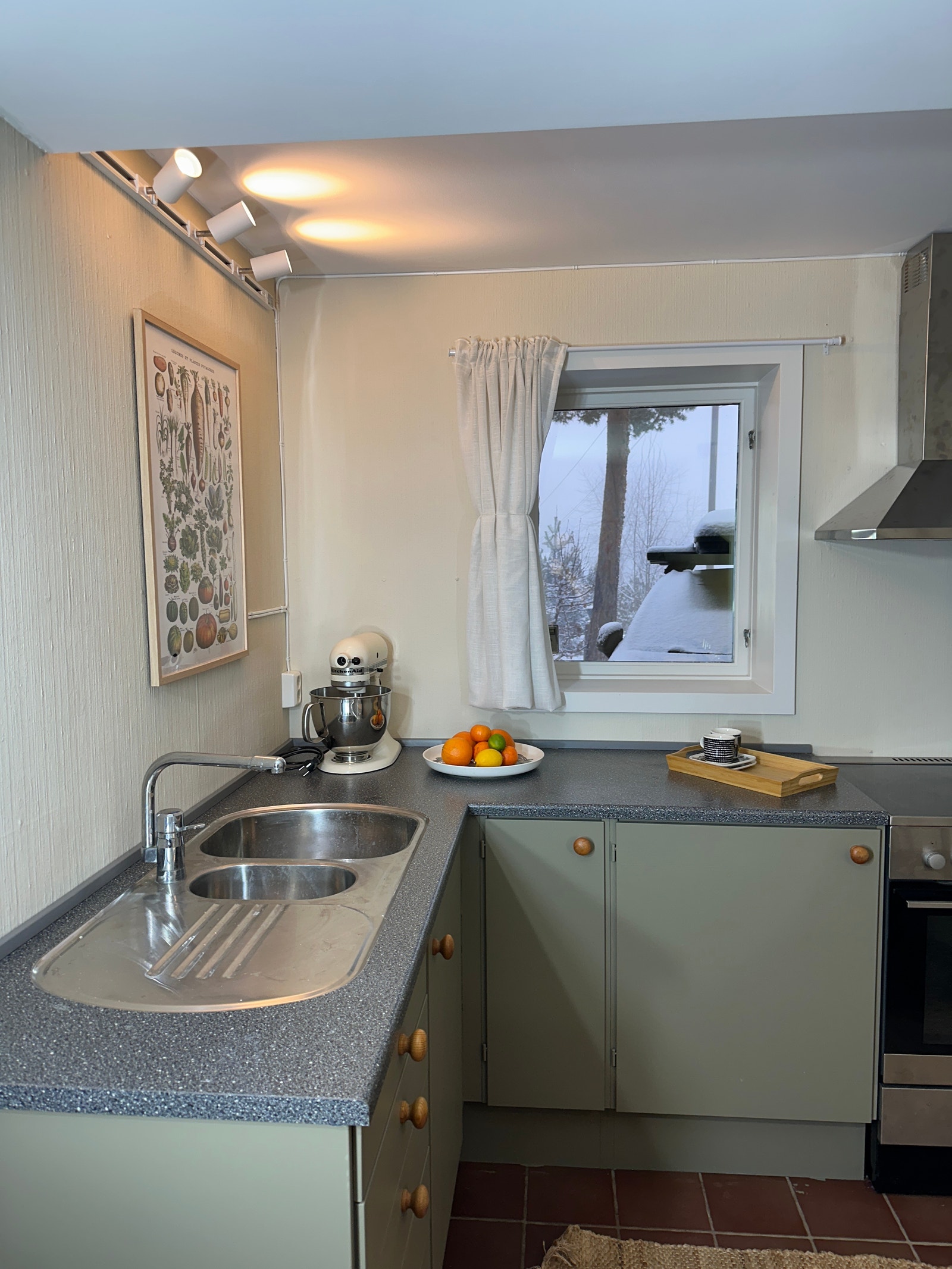 Kjøkkenbenk med vindu. Galleribilde