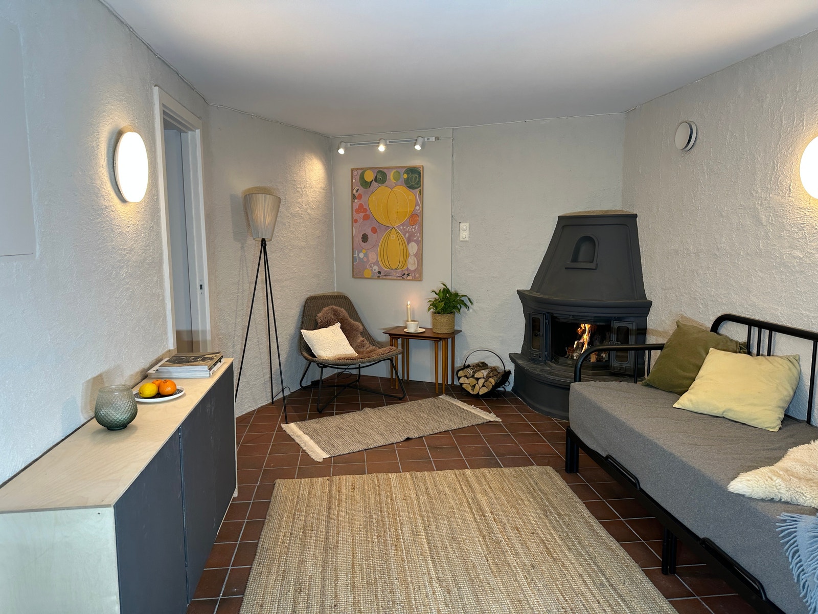 Stue / soverom. Tv-benk følger med, sovesofa og stol i hjørne kan følge med i leia. Galleribilde