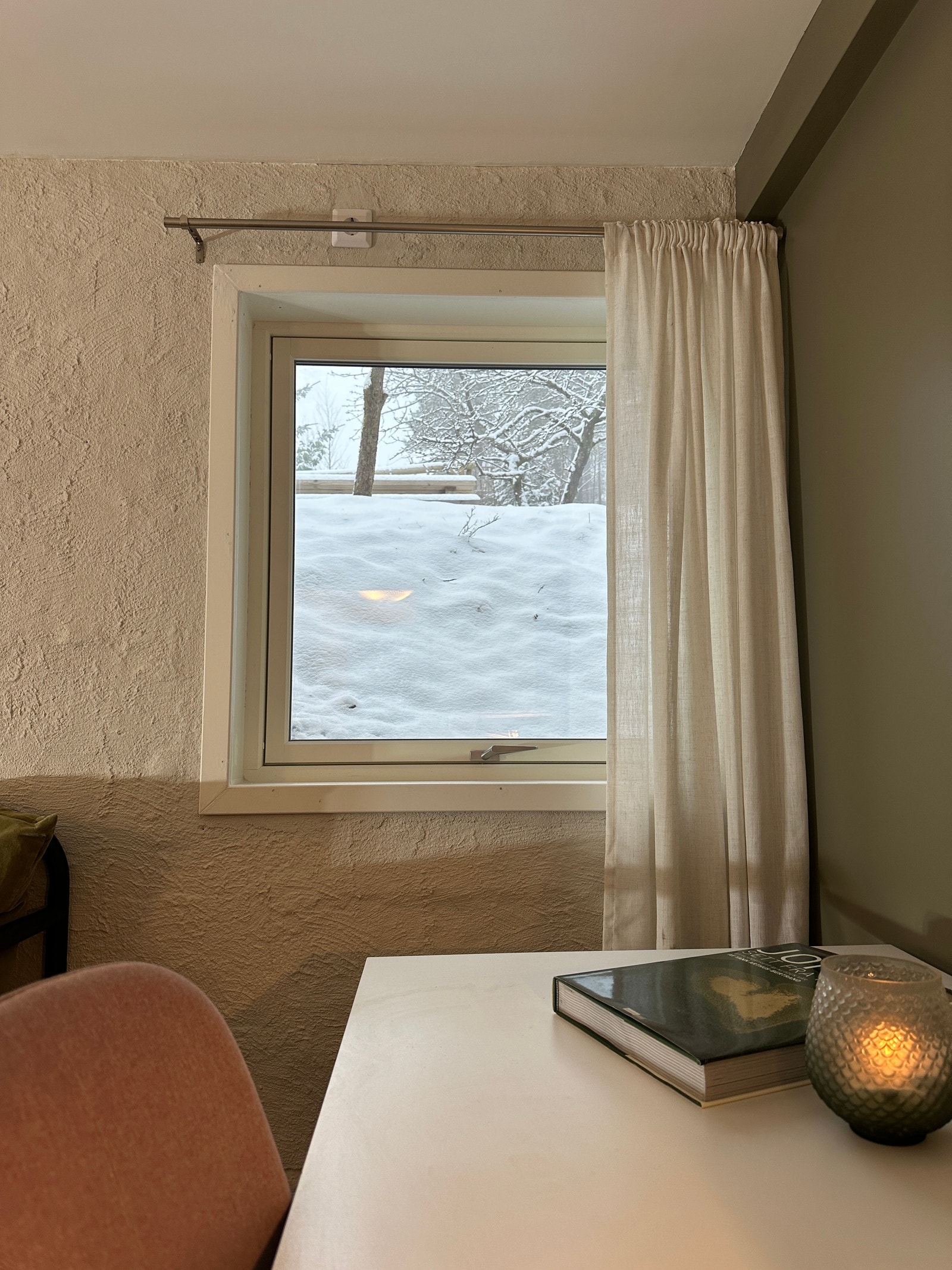 Vindu i stue / soverom mot hage. Galleribilde