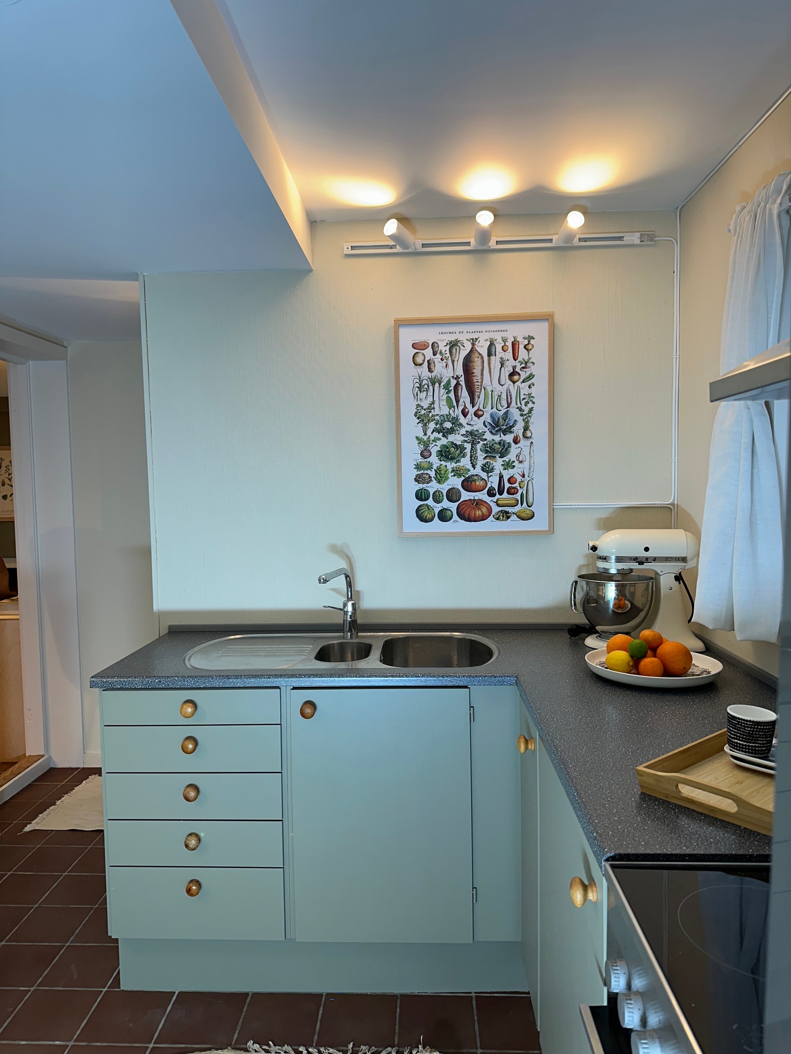 Kjøkkenbenk med vask. Galleribilde