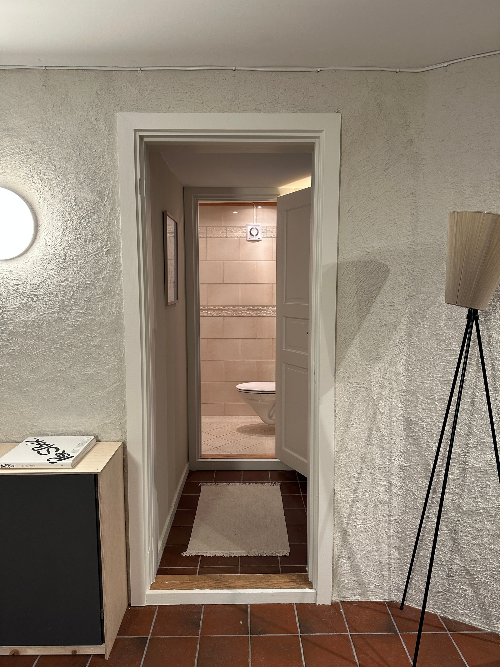 Fra stue inn til bad. Galleribilde