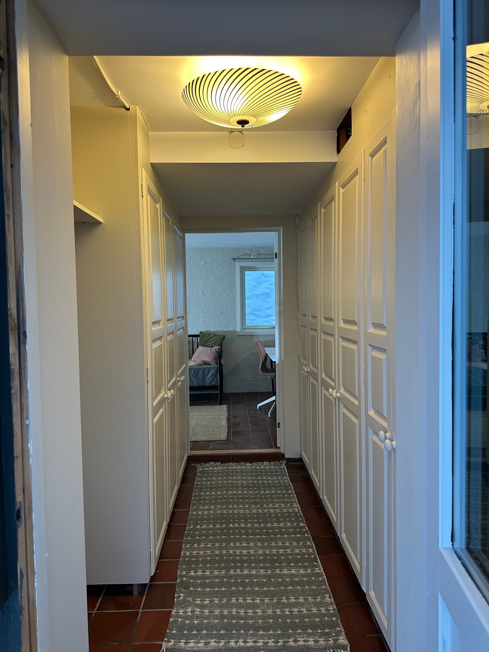 Garderobe med vaskemaskin og varmtvannstank i skap. Galleribilde