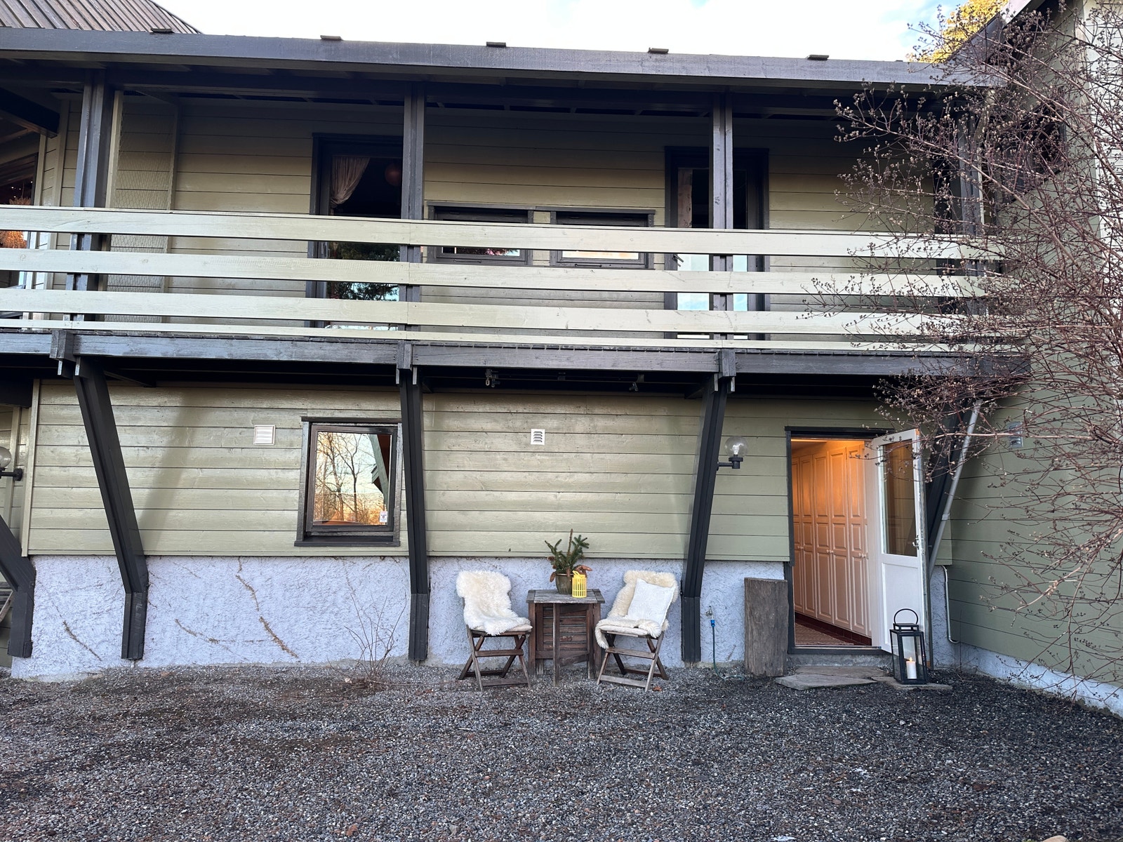 Kjøkkenvindu og inngangsdør med glass. Galleribilde