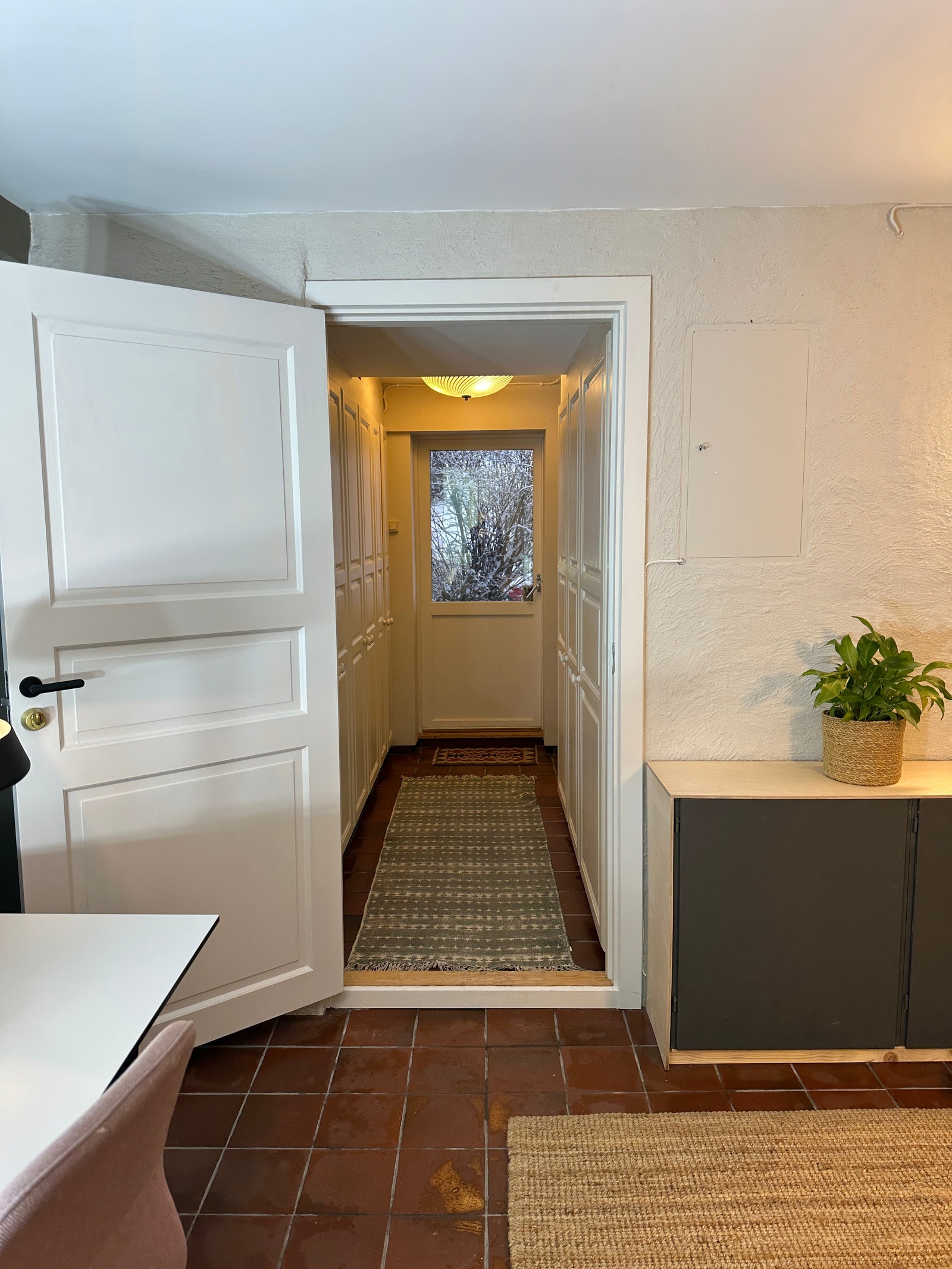 Fra stue / soverom mot inngang. Dør imellom. Galleribilde