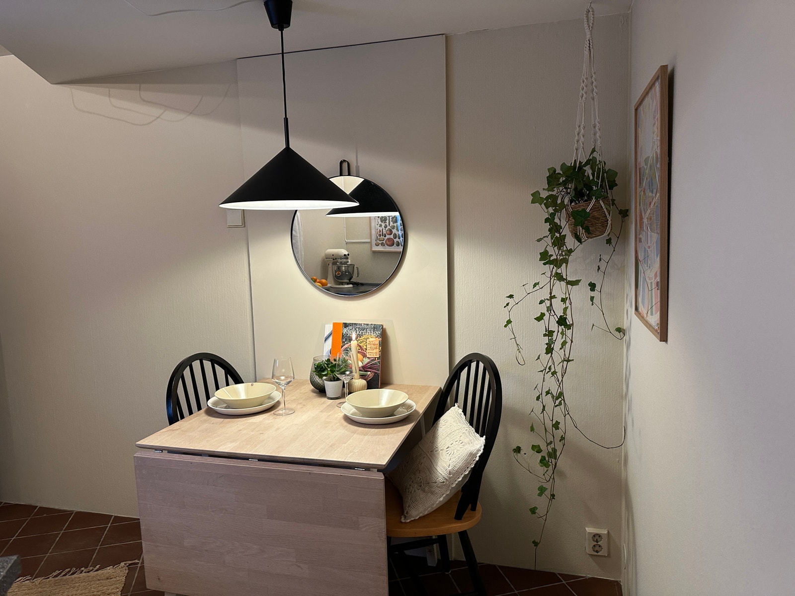 Kjøkkenbord og stoler kan følge med leie. Galleribilde