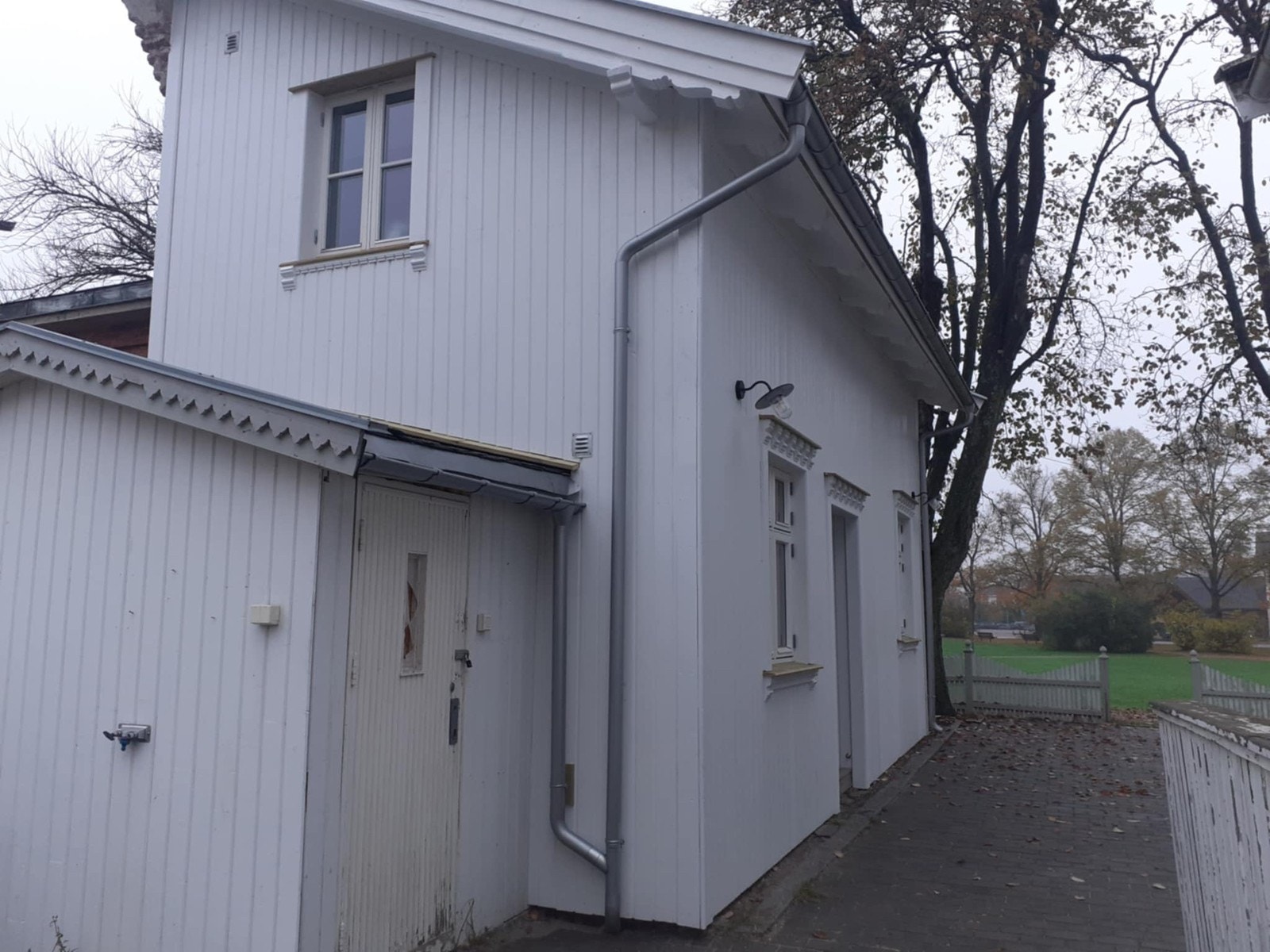 Enebolig med bod Galleribilde
