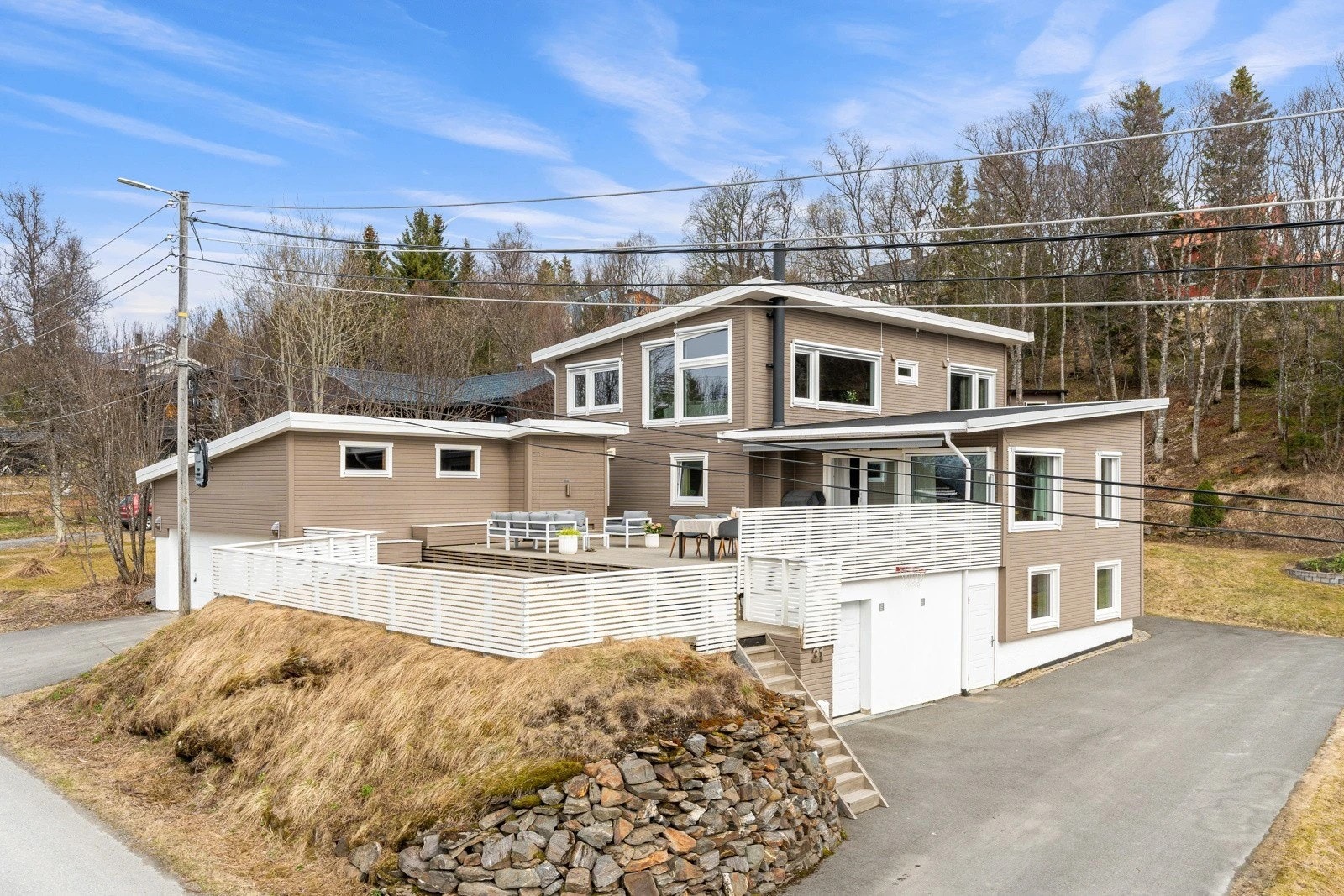 Fasade. Leiligheten ligger på bakkeplan Galleribilde