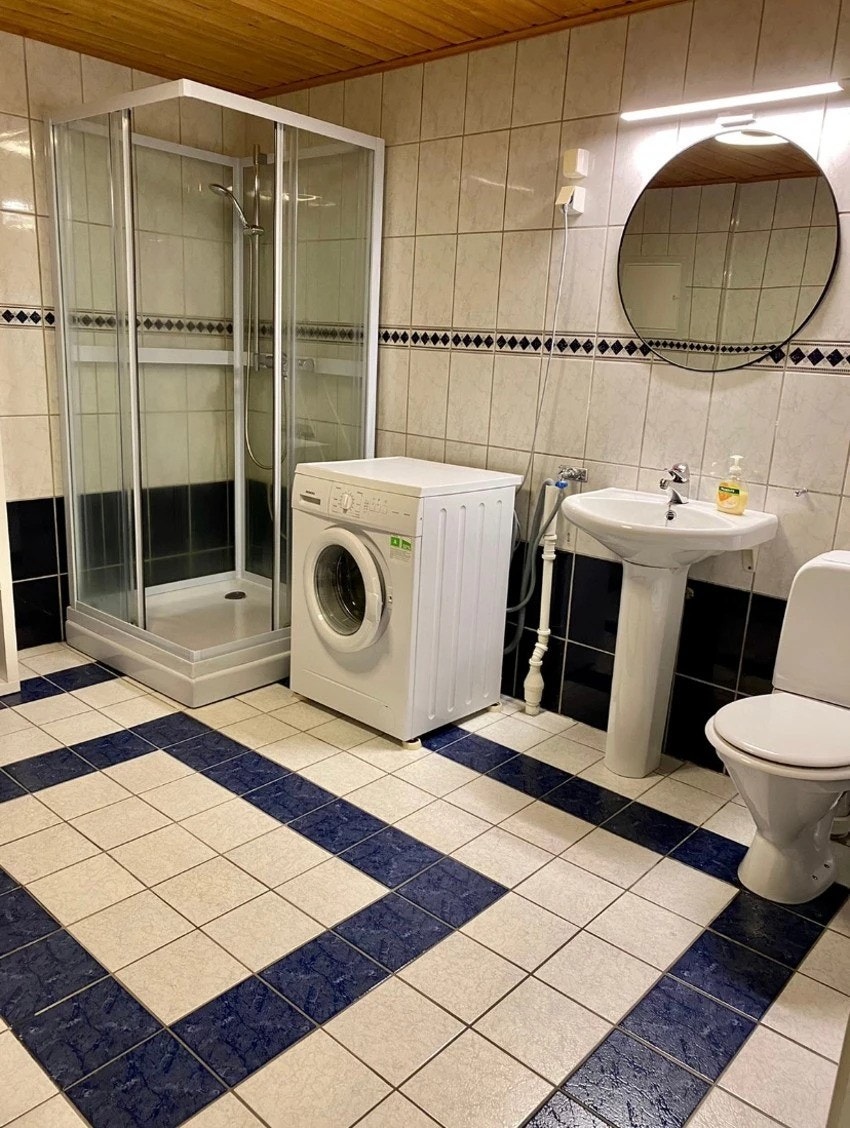 Stort bad med varmekabler (NB: nye baderomsmøbler som ikke fremkommer på bildene her) Galleribilde