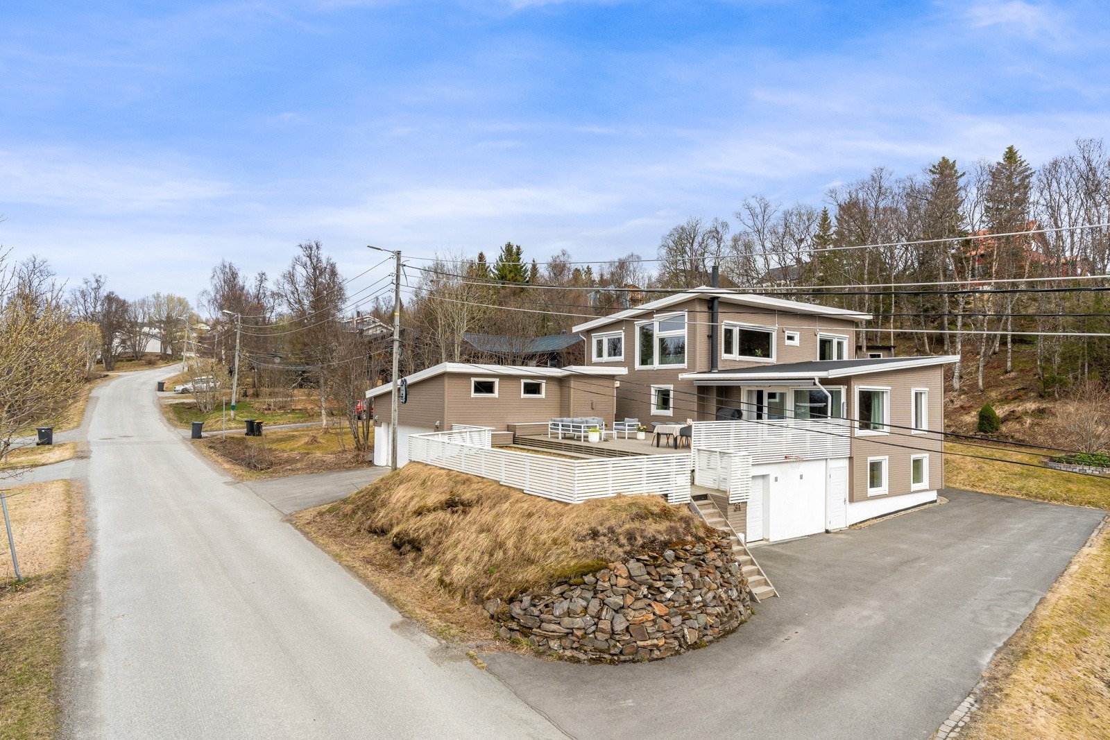 Fasade. Leiligheten ligger på bakkeplan Galleribilde