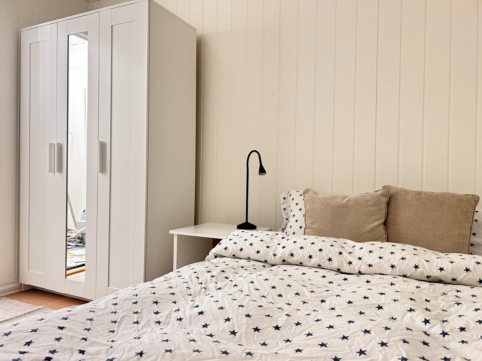 Soverom 2 er ledig - Alle rom er møblert med skap, kontor-pult, stol og lampe, vegghengt hylle, nattbord, nattbordslampe, lysblendende gardiner og 120cm seng. Galleribilde