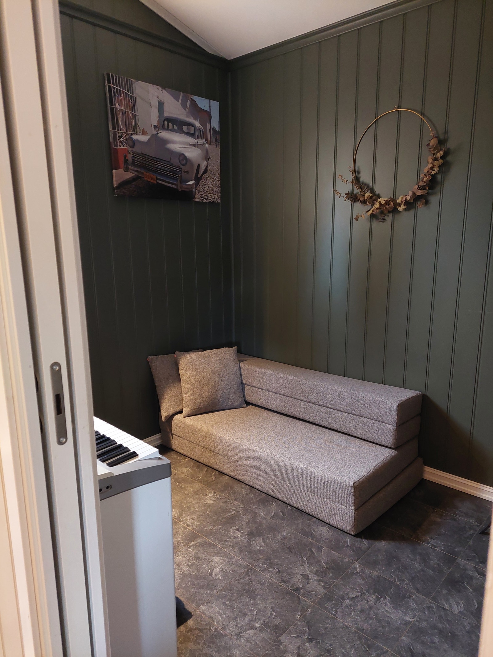 Ekstra rom med smart-tv og overnattingsmadrass/barnesofa Galleribilde