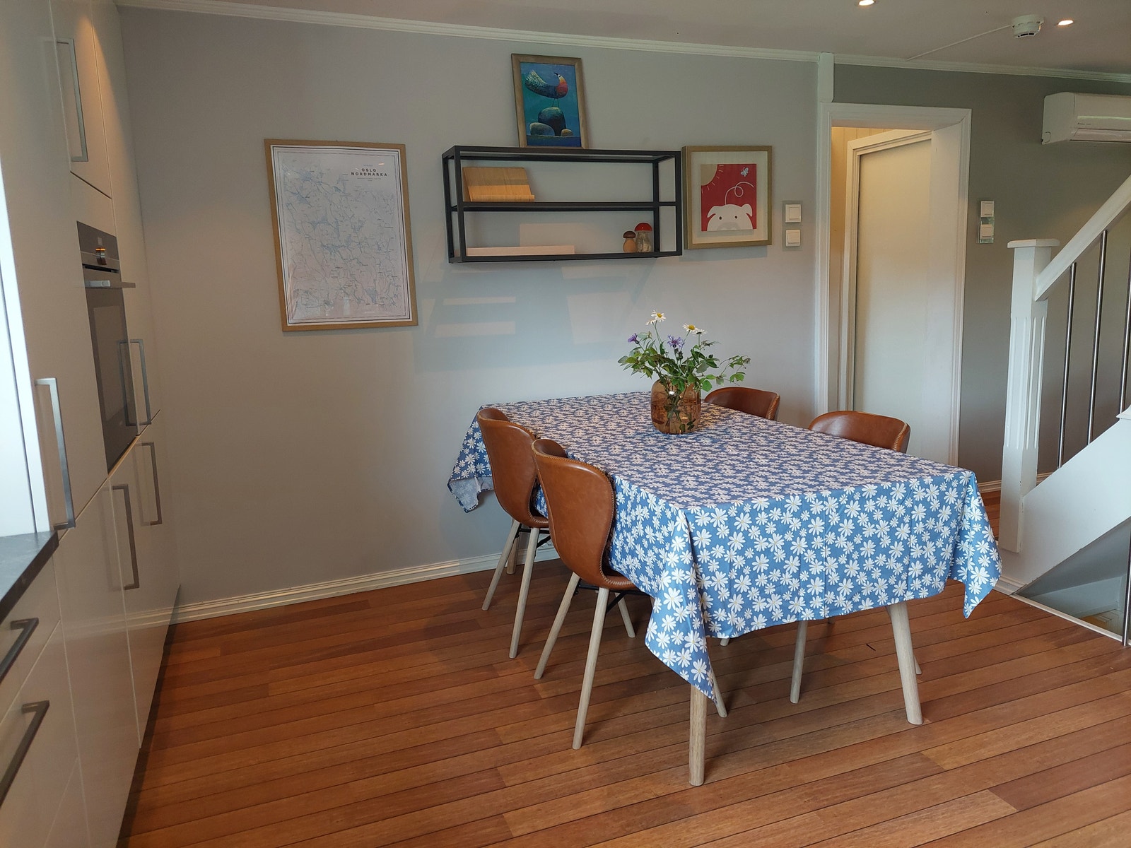 Kjøkken med spiseplass, spisebordet har ekstra bordplate og det finnes ekstra stoler for besøk. Galleribilde