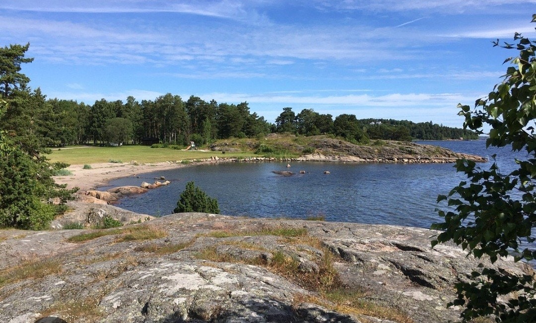 Ca 6 minutter kjøring til Fjærholmen med strand og seilforening. Galleribilde
