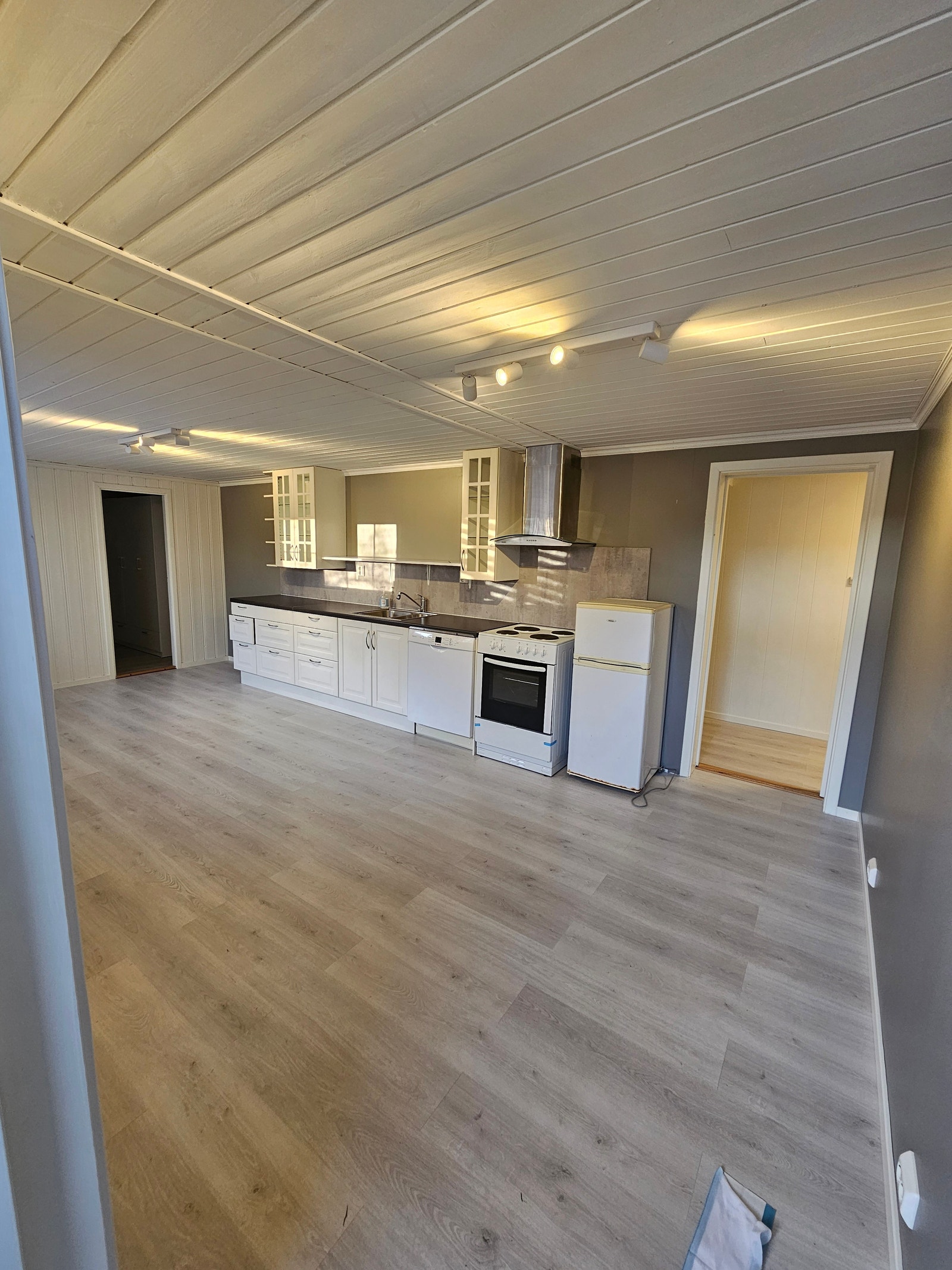 Fra inngang til stua og kjøkken Galleribilde