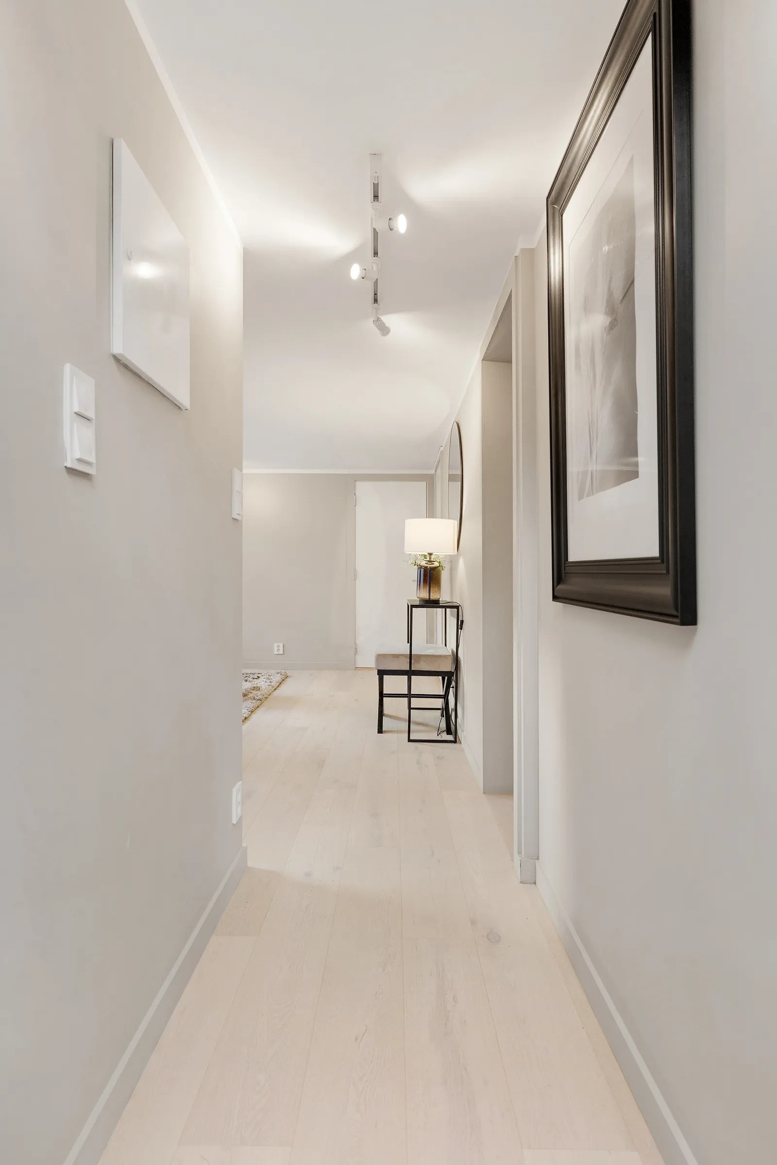 Hybelen har egen inngang, med lys og innbydende entré Galleribilde