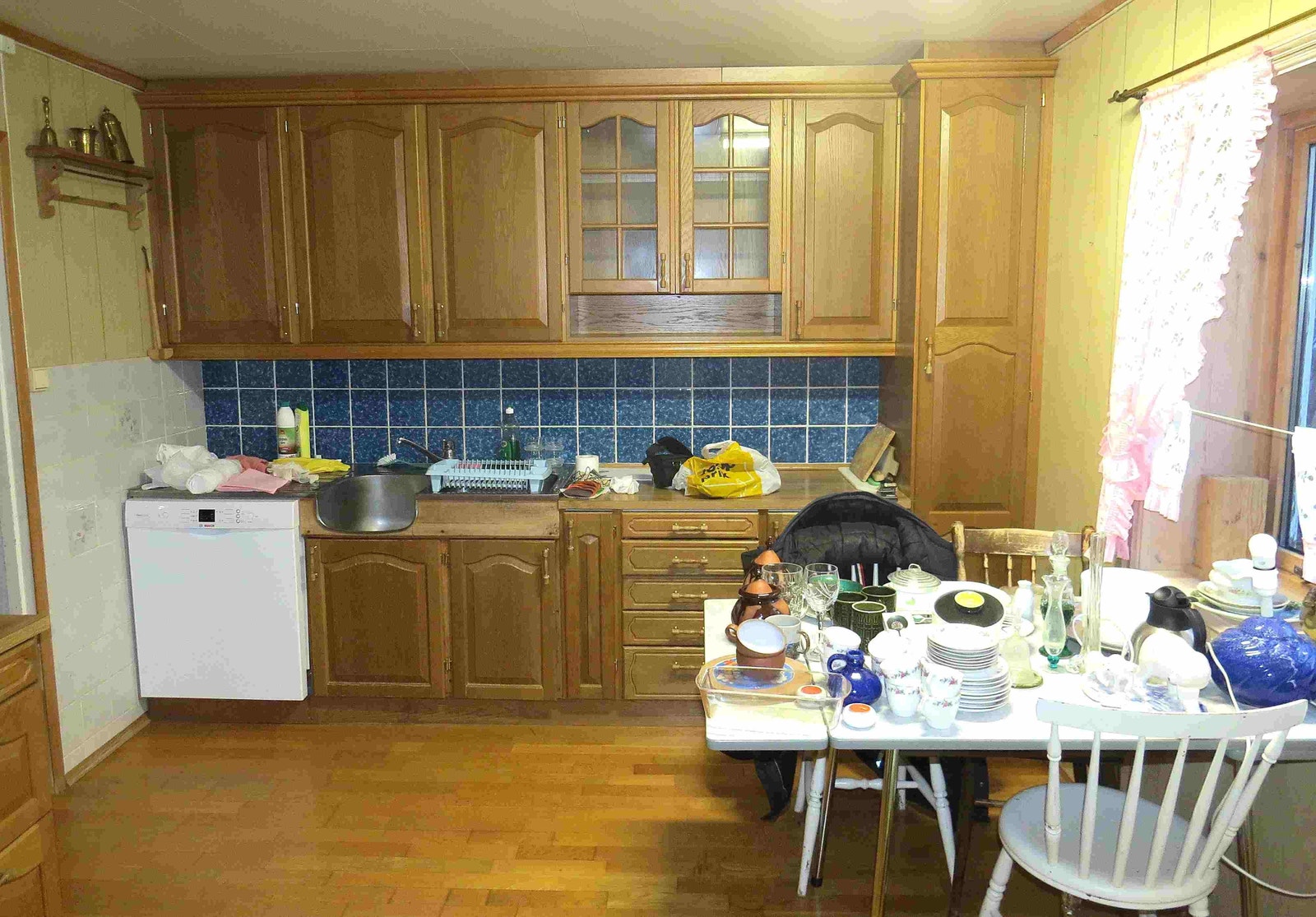 Tatt fra mellomstue, inn i kjøkkenet Galleribilde