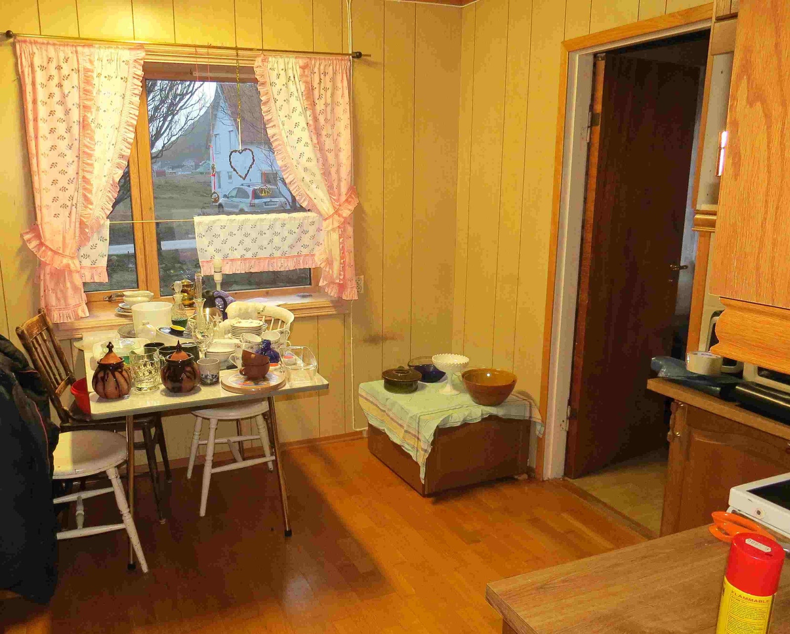 Tatt fra gangen inn i kjøkkenet Galleribilde