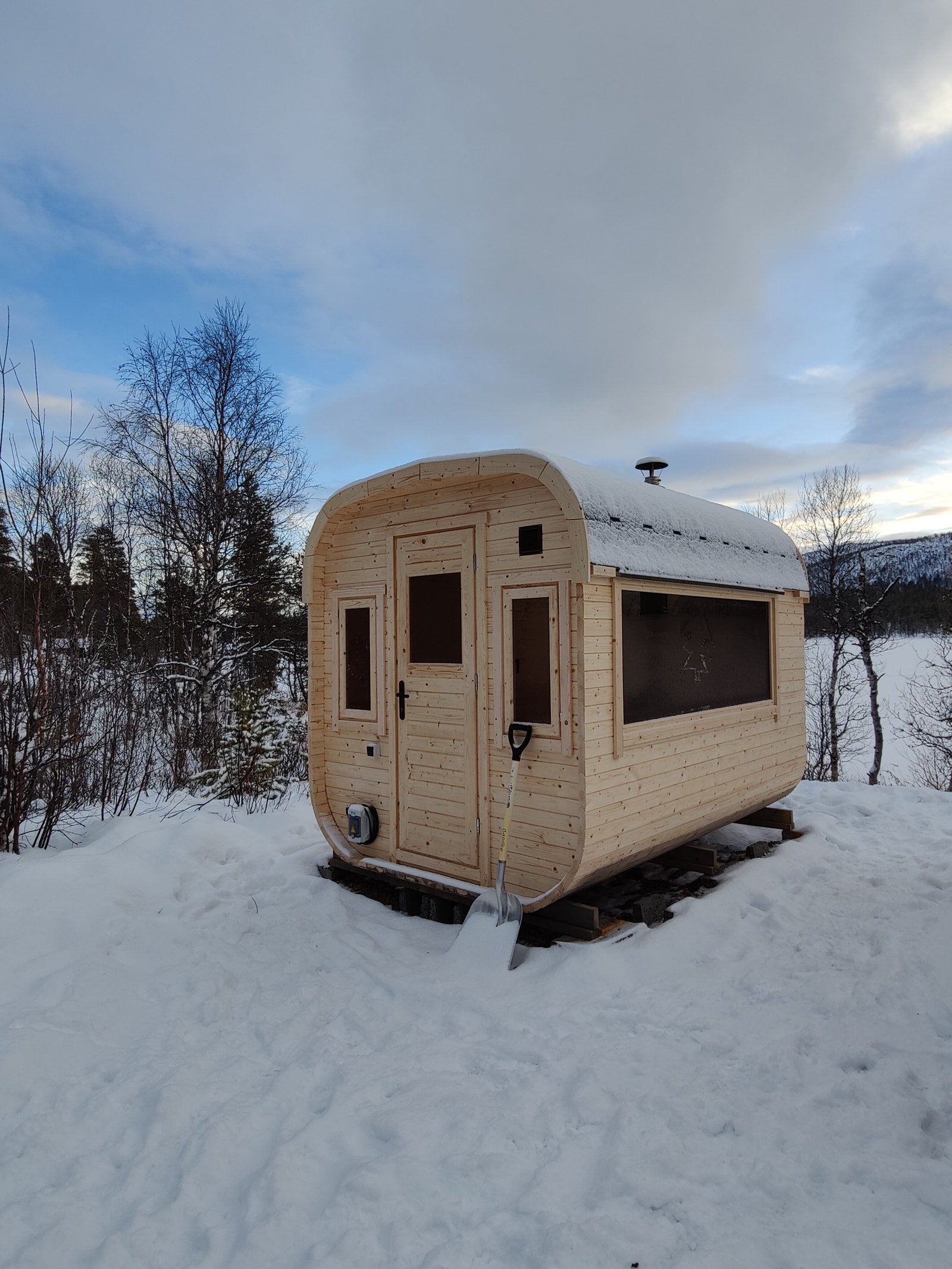Bygdebadstue nede ved Skurdalsfjorden Galleribilde