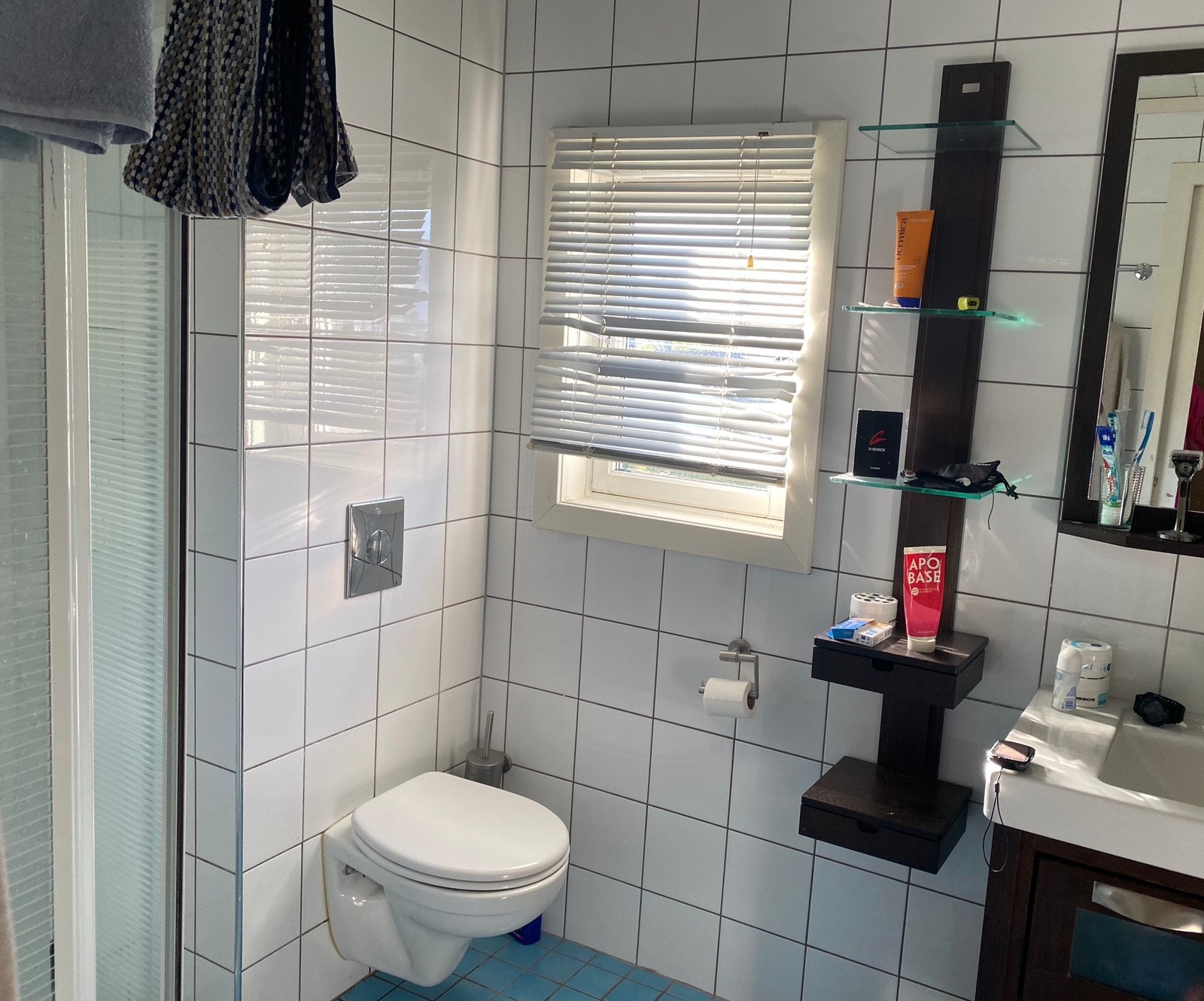 Stort bad med vaskemaskin og tørketrommel Galleribilde