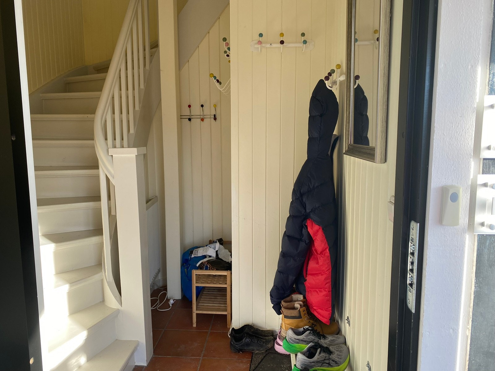 Garderobe med trapp opp til 2.etg. Galleribilde