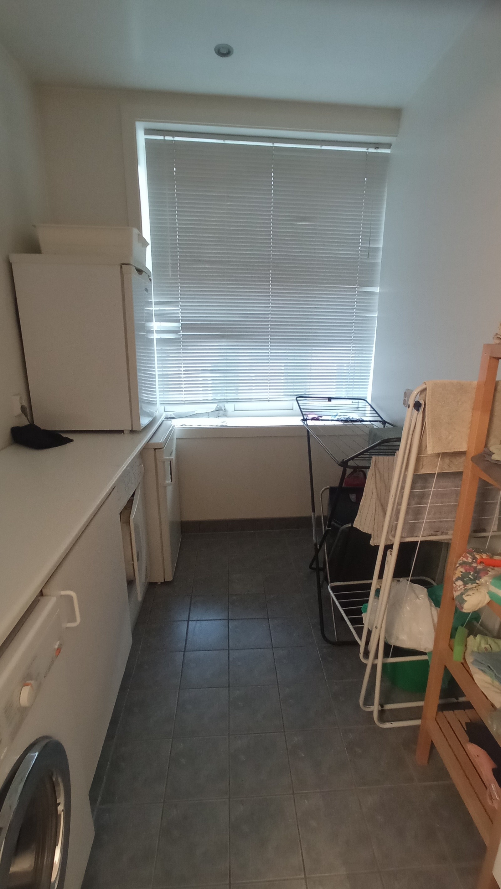 bathroom with washing machine, dryer and freezer. Galleribilde