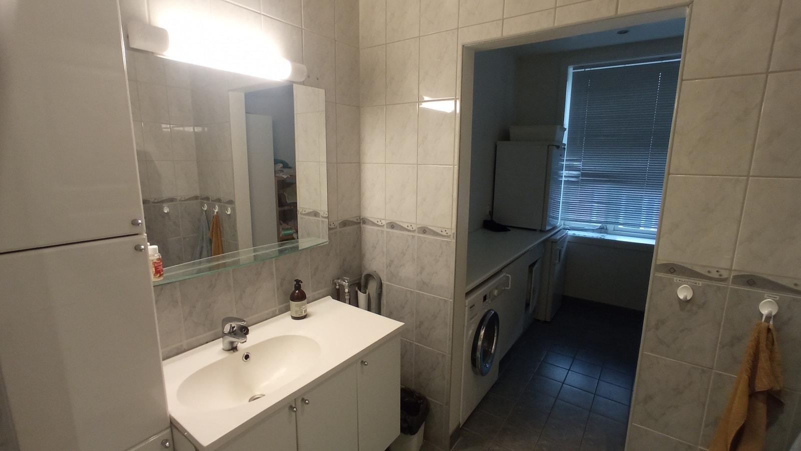 bathroom with washing machine, dryer and freezer. Galleribilde
