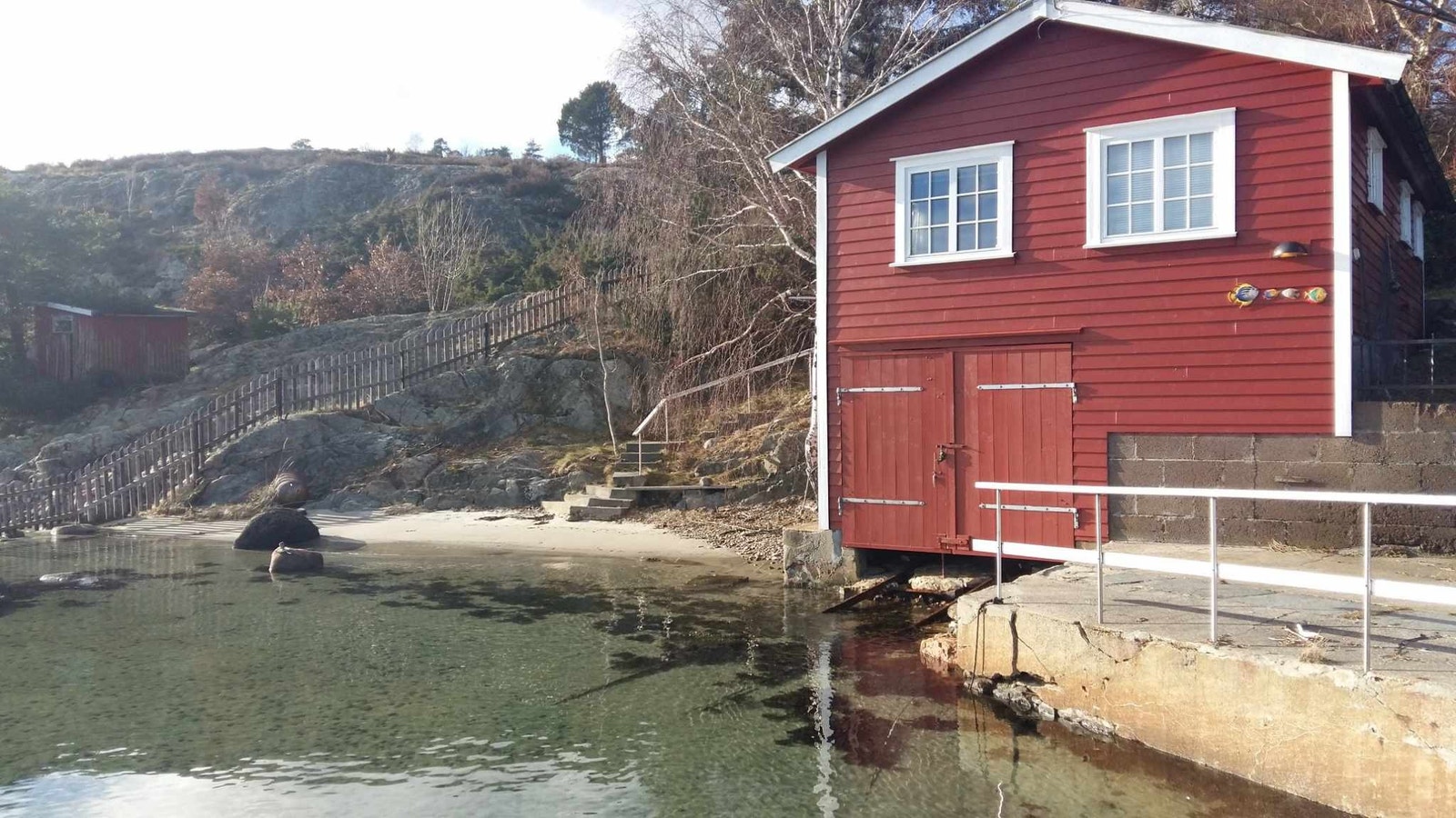 Båtnaust med stranden. Galleribilde