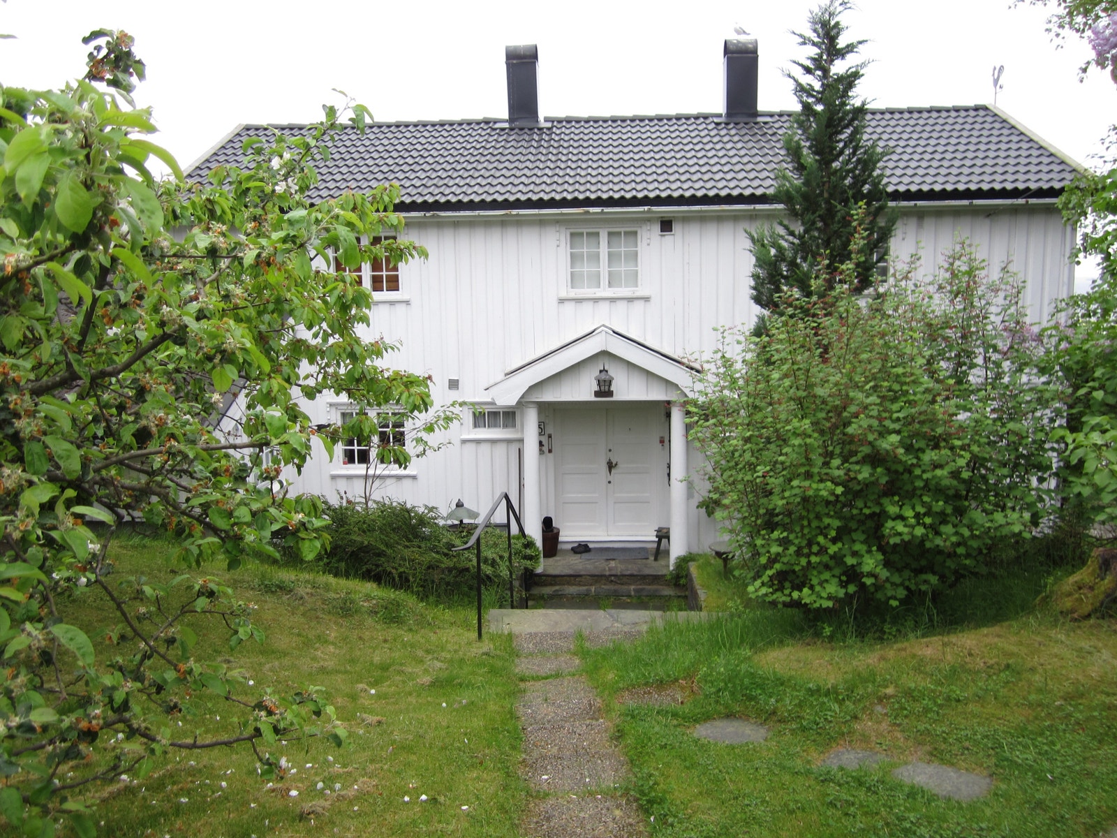 Hovedhuset sett fra veien. Galleribilde