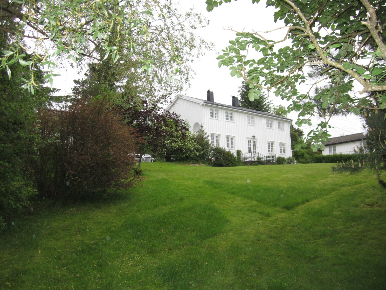 Hovedhuset sett fra båtnaust. Galleribilde