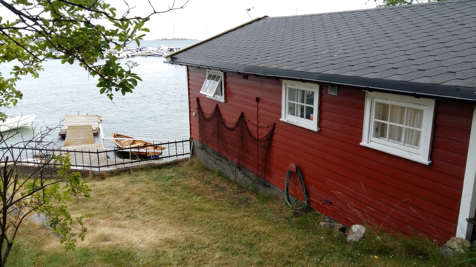 Båtnaust fra hagen. Galleribilde