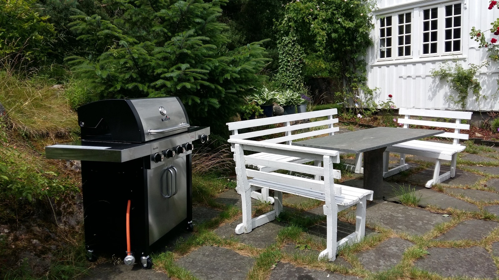 Uteplass med grill ved hovedhuset Galleribilde