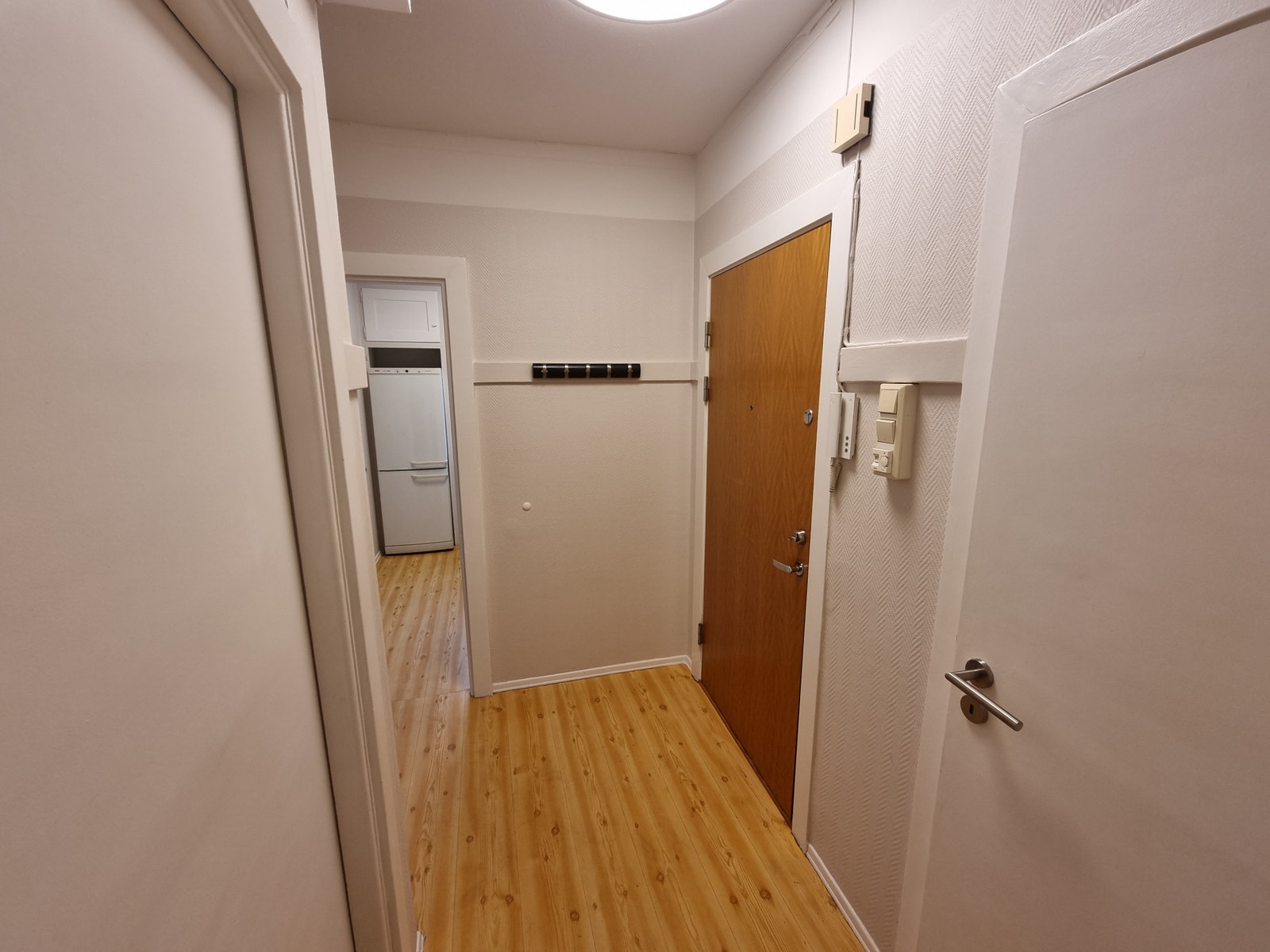 Gangparti, inngang kjøkken og utgangsdør. Galleribilde