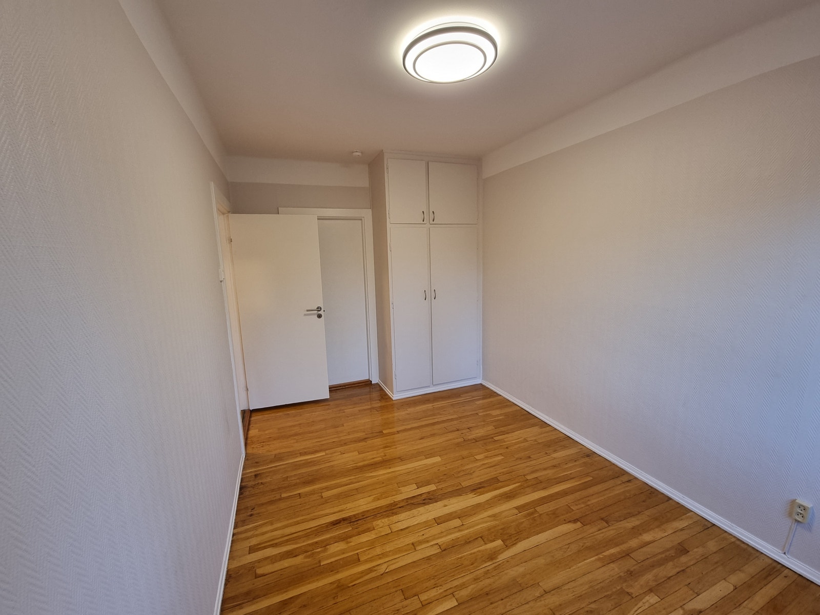 Rom 2 med garderobeskap Galleribilde