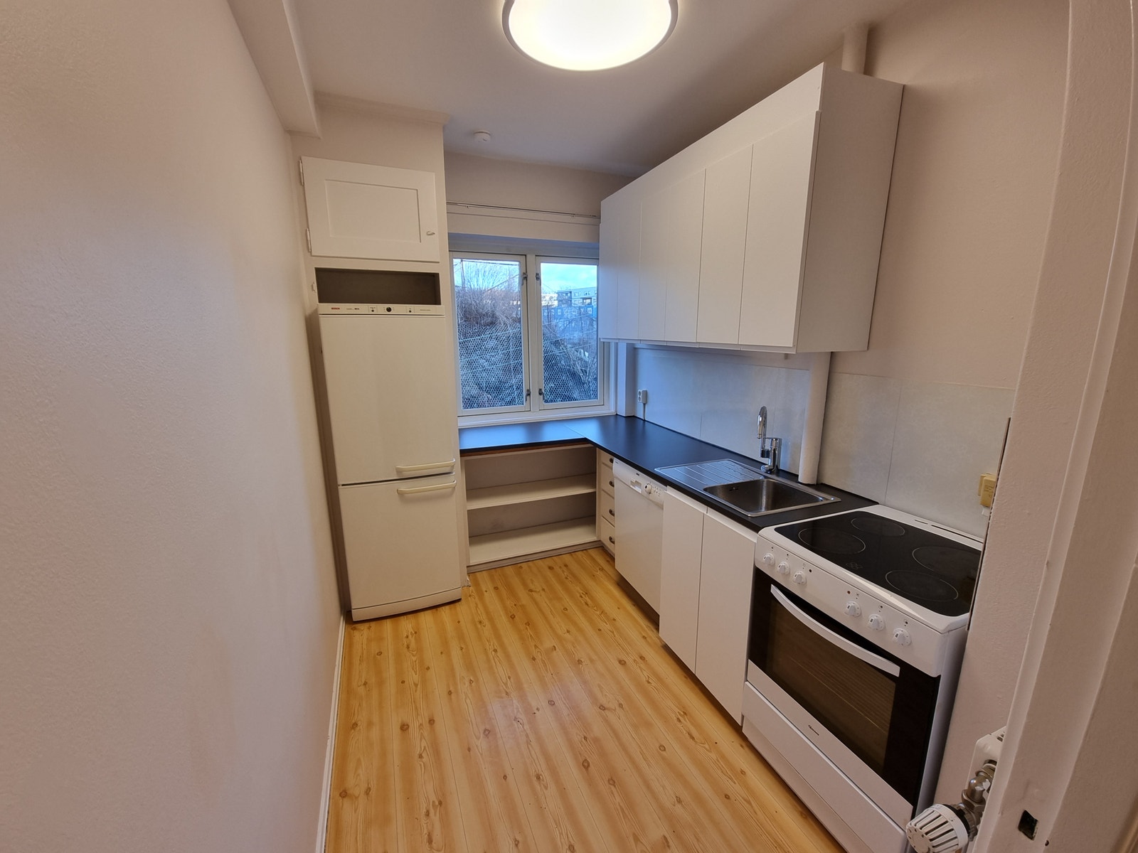 Kjøkken med hvitevarer (følger med) Galleribilde