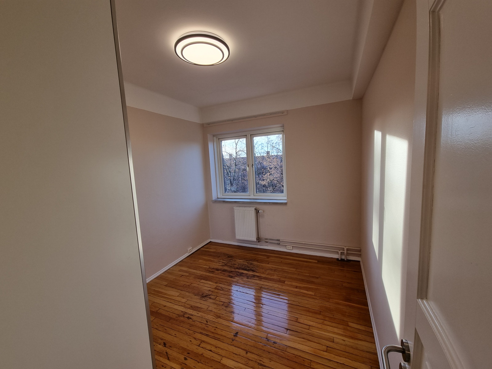 Rom 1 vender ut mot hovedveien. Inkluderer garderobeskap. Galleribilde