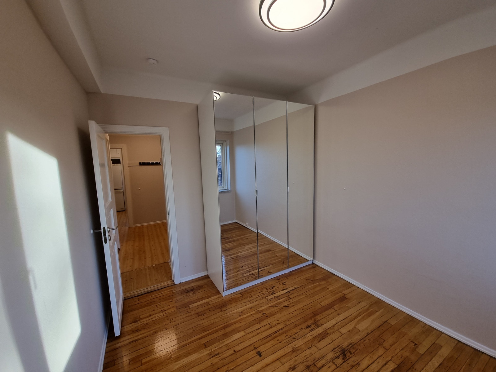 Nytt speilskap på det minste soverommet. Galleribilde