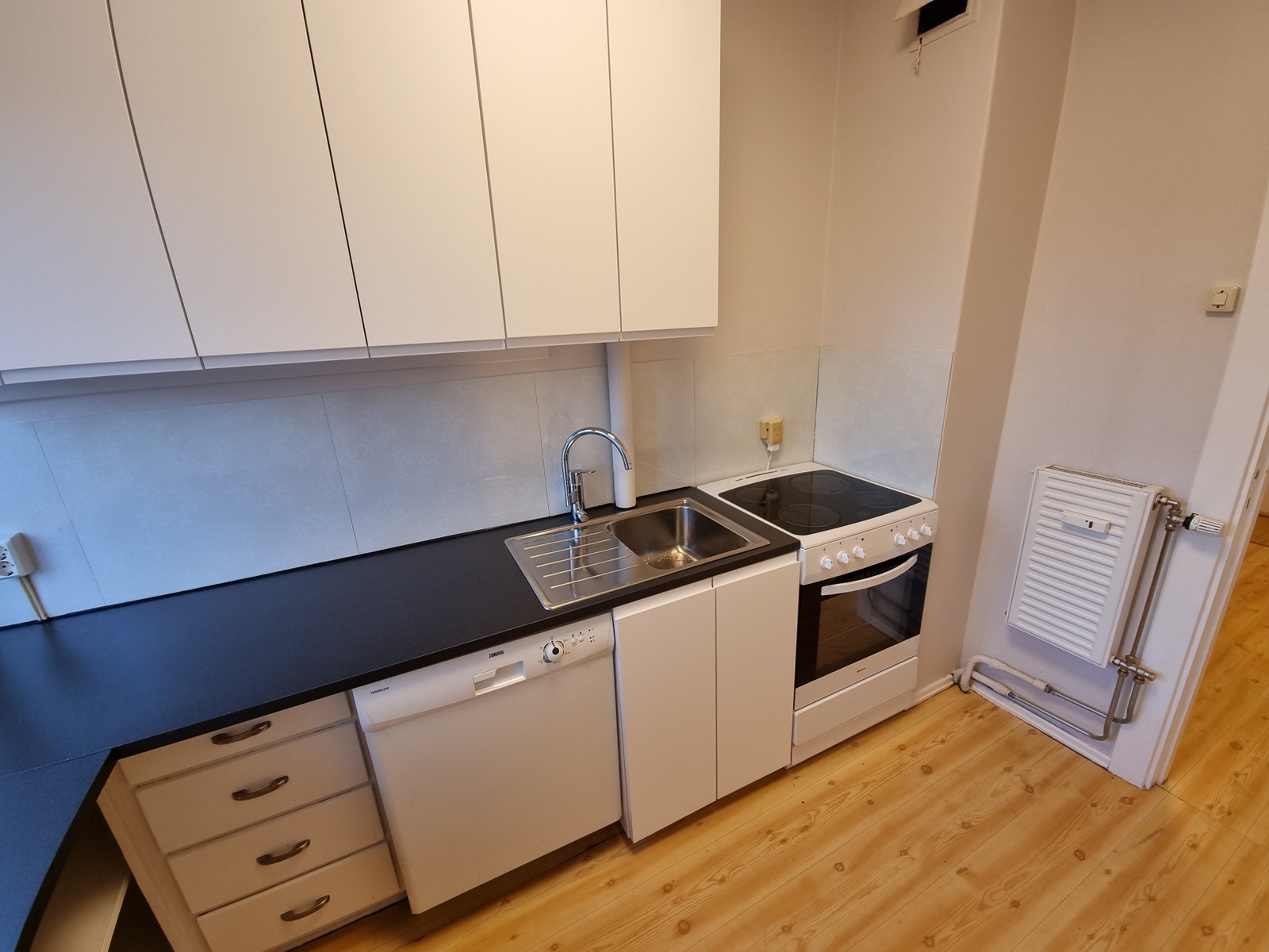 Ny benkeplate, vask og nytt blandebatteri. Galleribilde