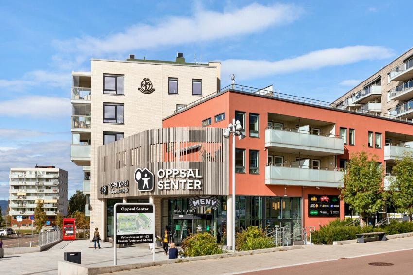 Oppsal senter er i gåavstand fra leiligheten med diverse butikker og rekreasjoner som MENY, apotek og frisør. Galleribilde