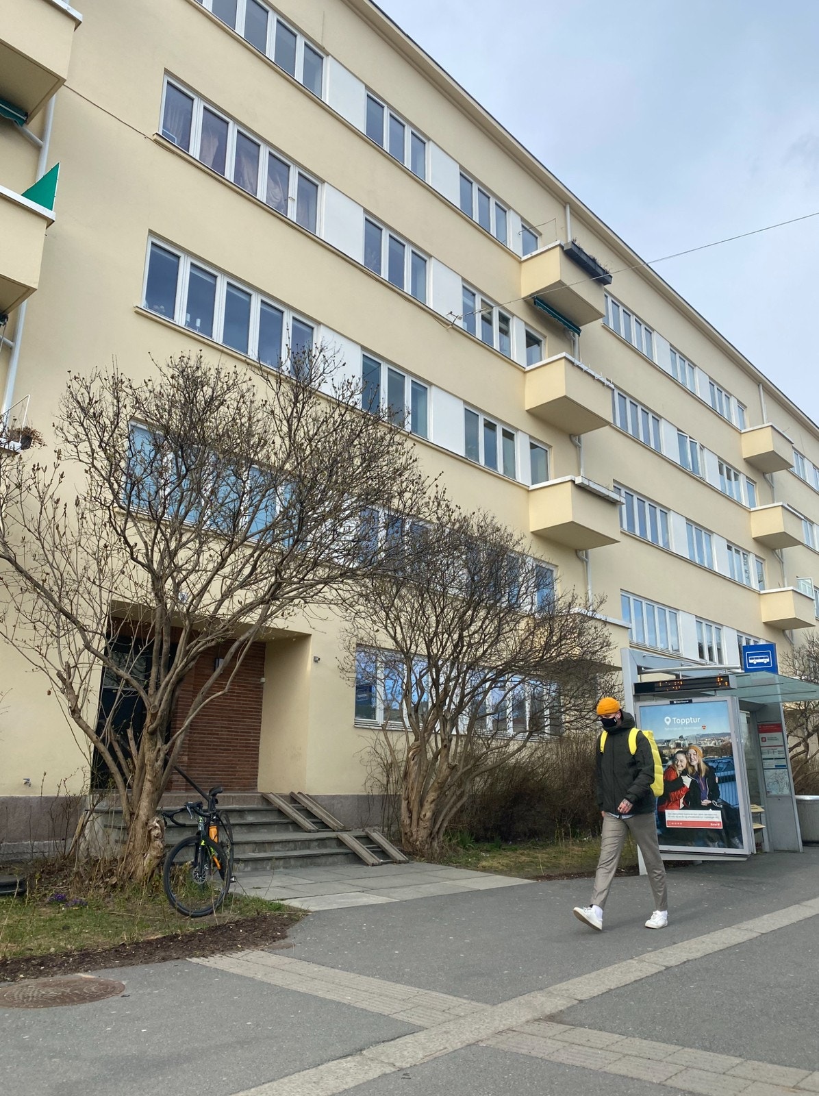 Buss 5m utenfor Galleribilde