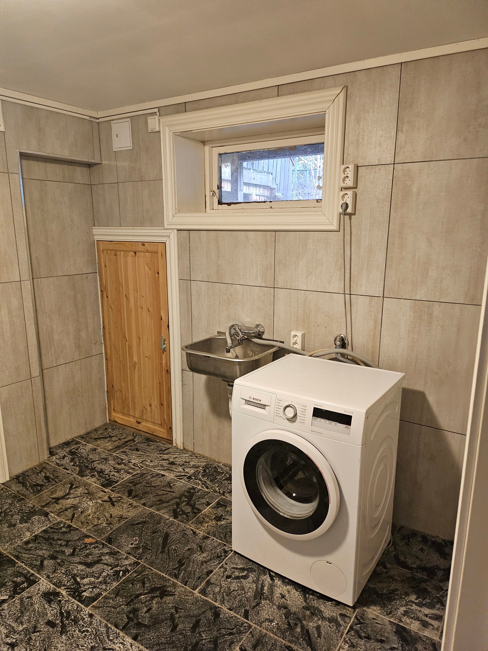 Baderom med vaskemaskin Galleribilde