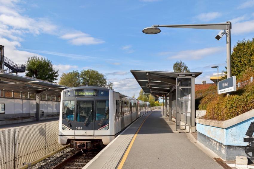 Kollektivtilgangen på Oppsal er utmerket, og boligen har kort vei til både T-bane og busstjenester. Galleribilde