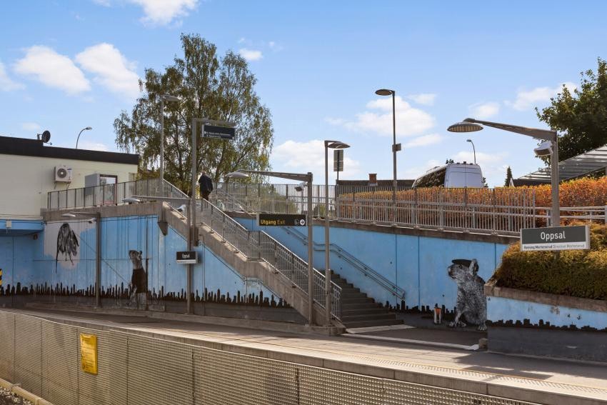 Den nærmeste T-banestasjonen er Oppsal T-banestasjon, som ligger på Østensjølinjen (T-banelinje 3) Galleribilde