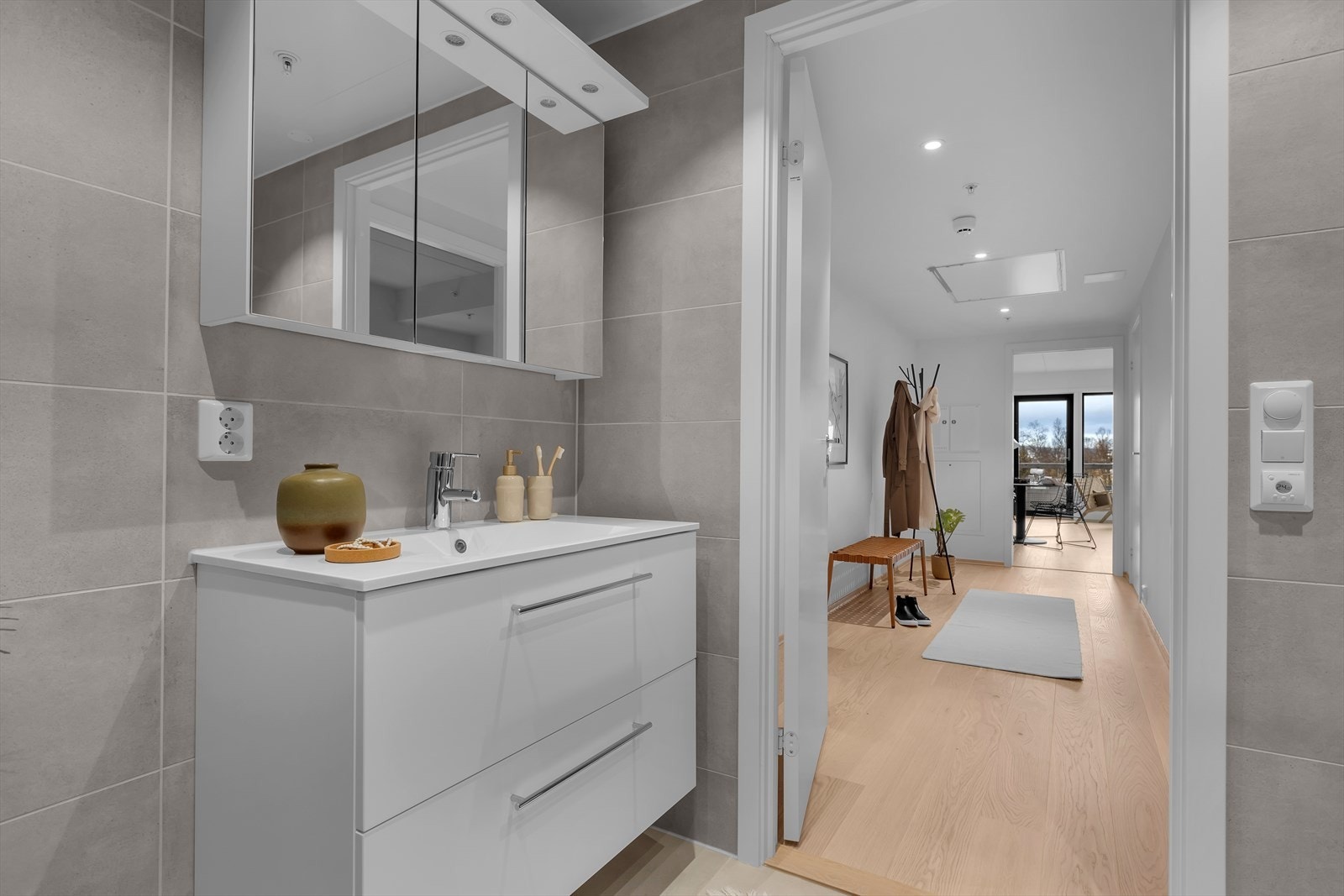 God plass til oppbevaring i både speil og skuffer Galleribilde