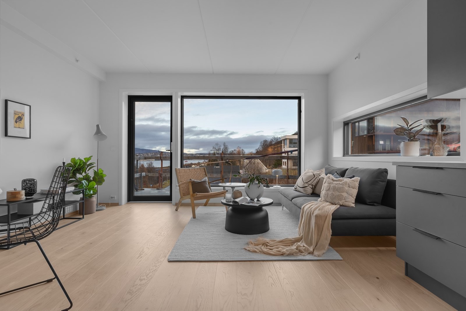 Store vindusflater og utgang til balkong gir rommet mye lys og luft Galleribilde