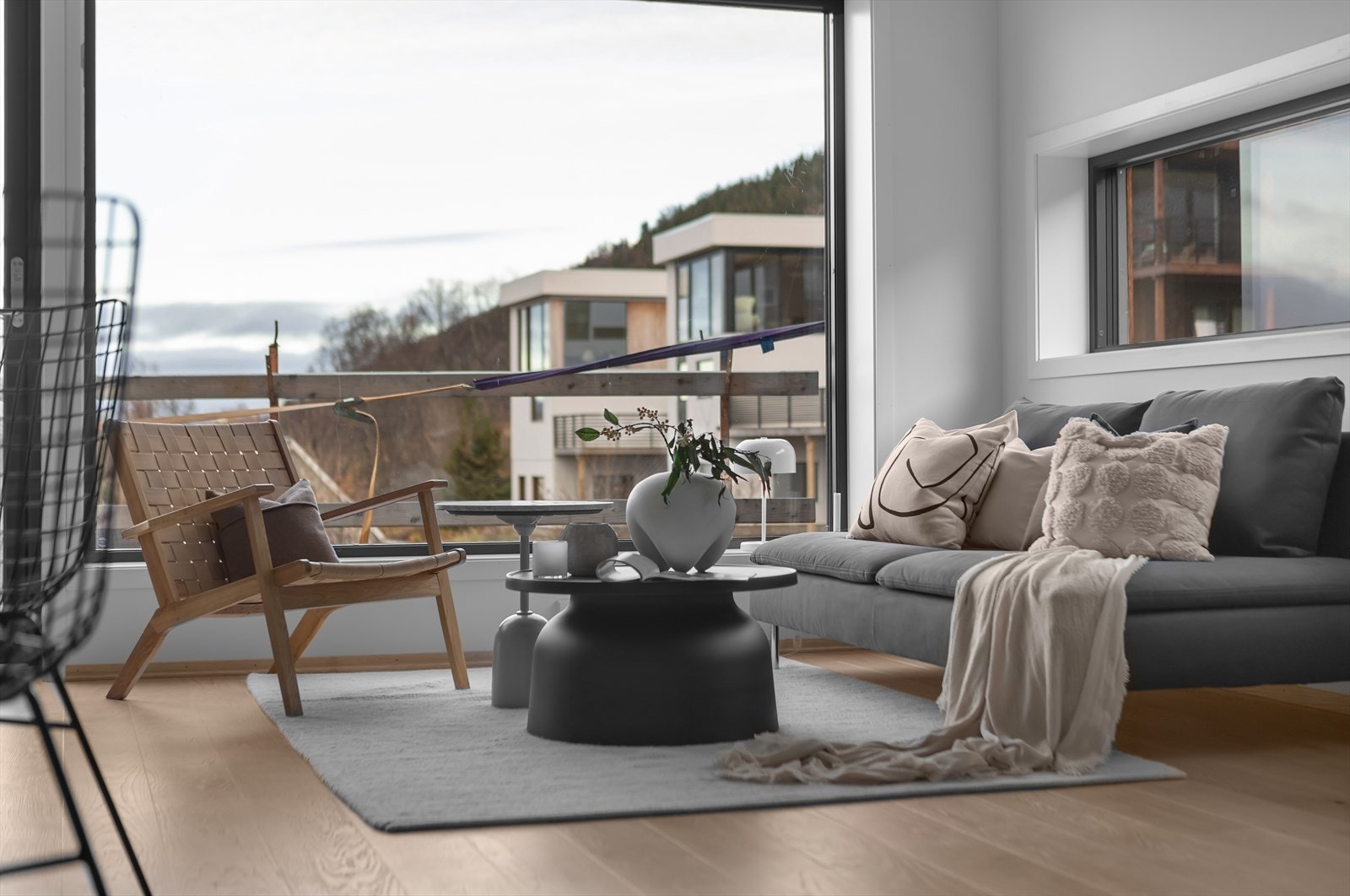 Balkongen vil få rekkverk i glass med stolper og håndløper av metall i mørk farge Galleribilde